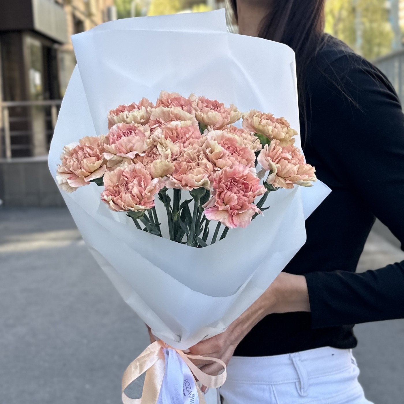 15 розово-персиковых гвоздик