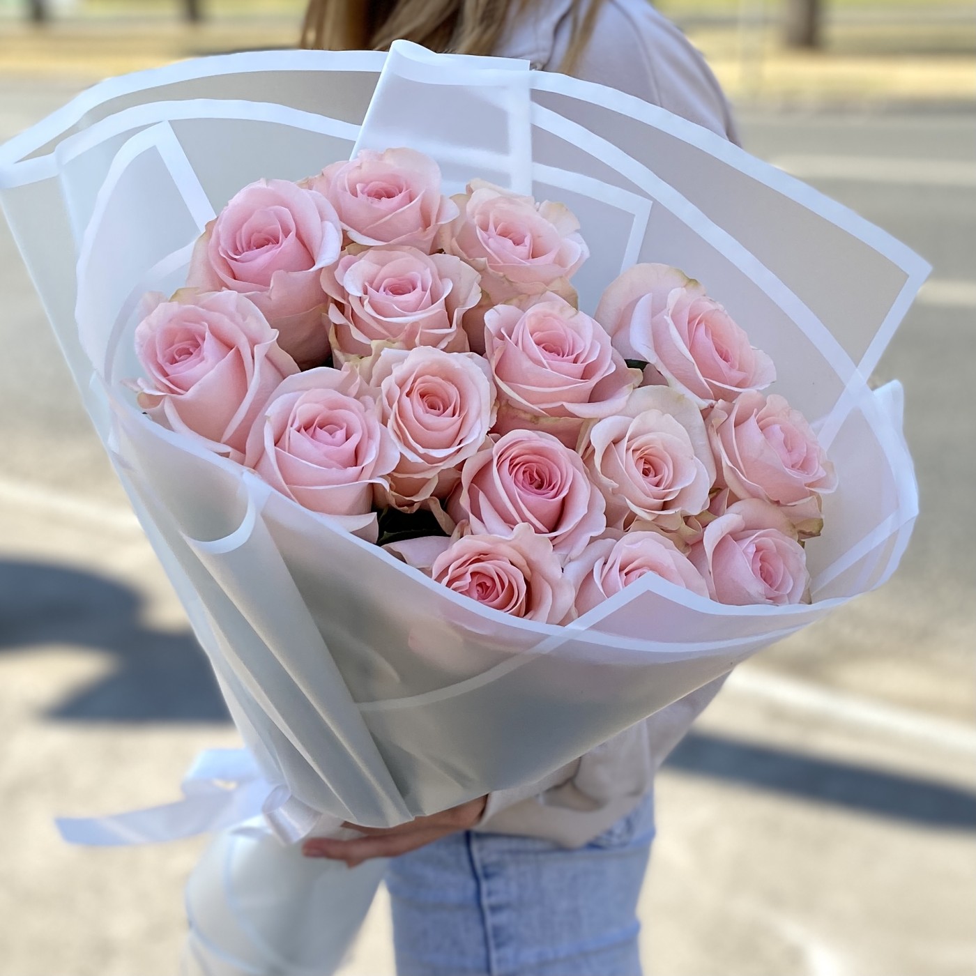 15 розовых роз Новия 50 см