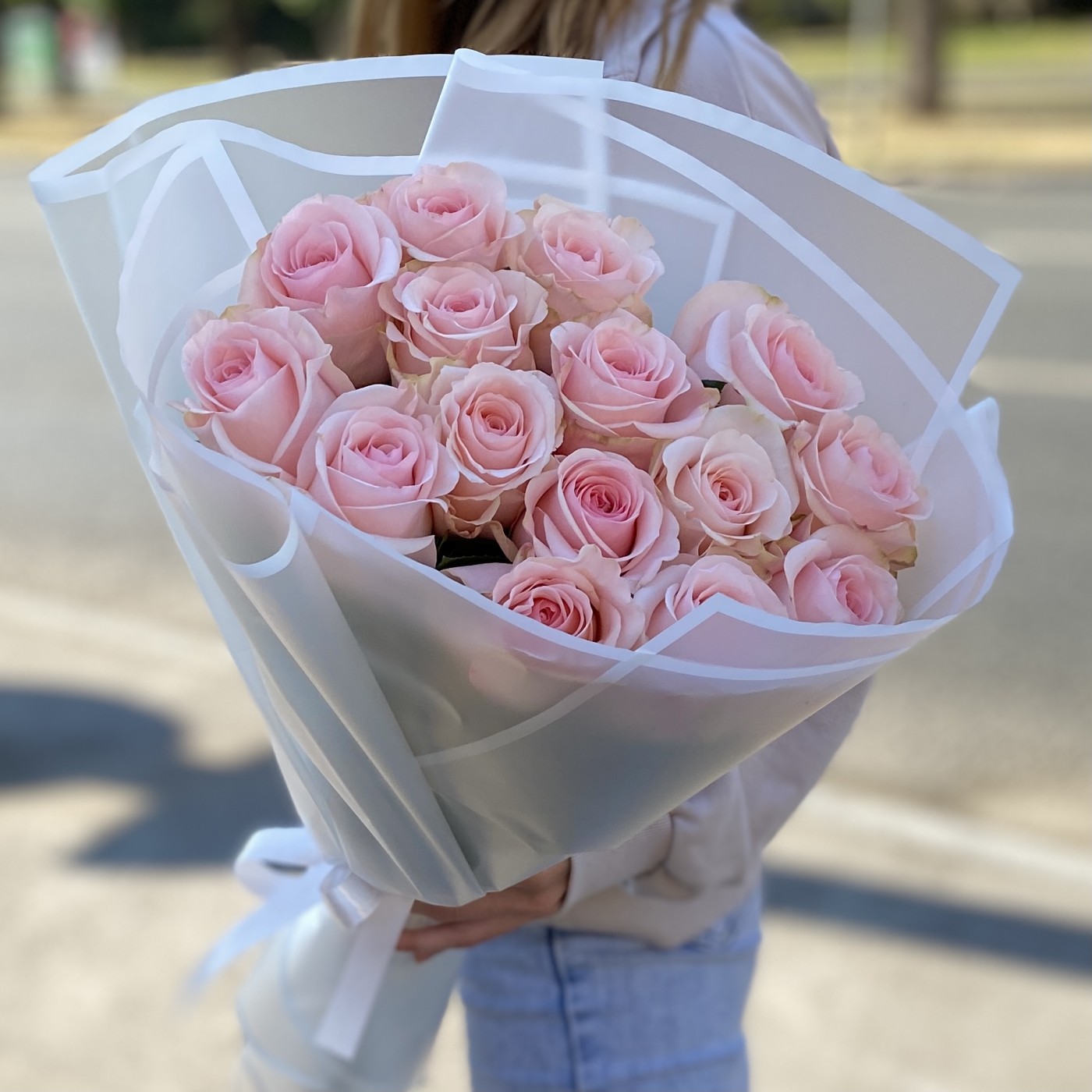 15 розовых роз Новия