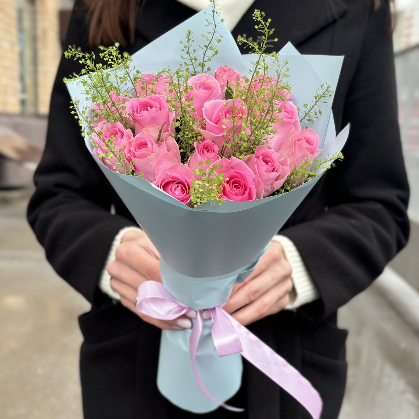 15 розовых роз с гринбелом