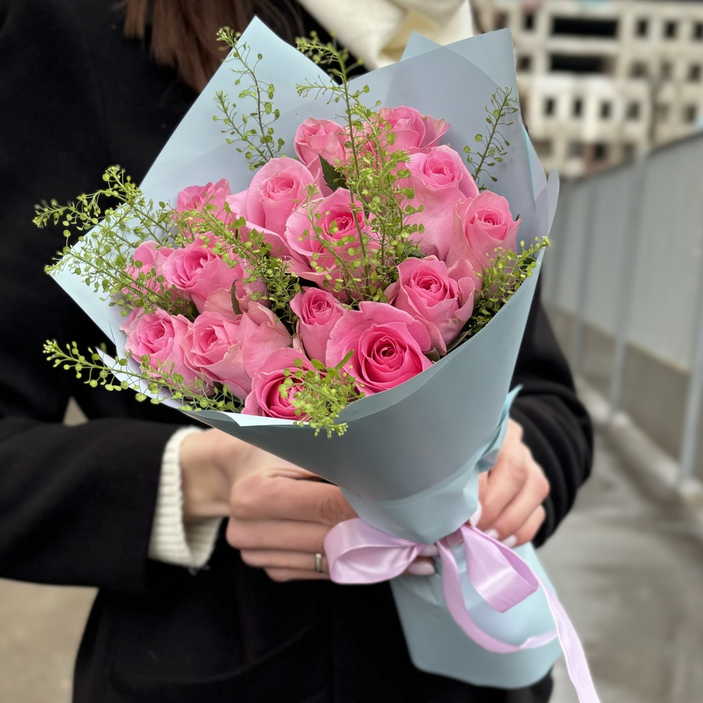15 розовых роз с гринбелом
