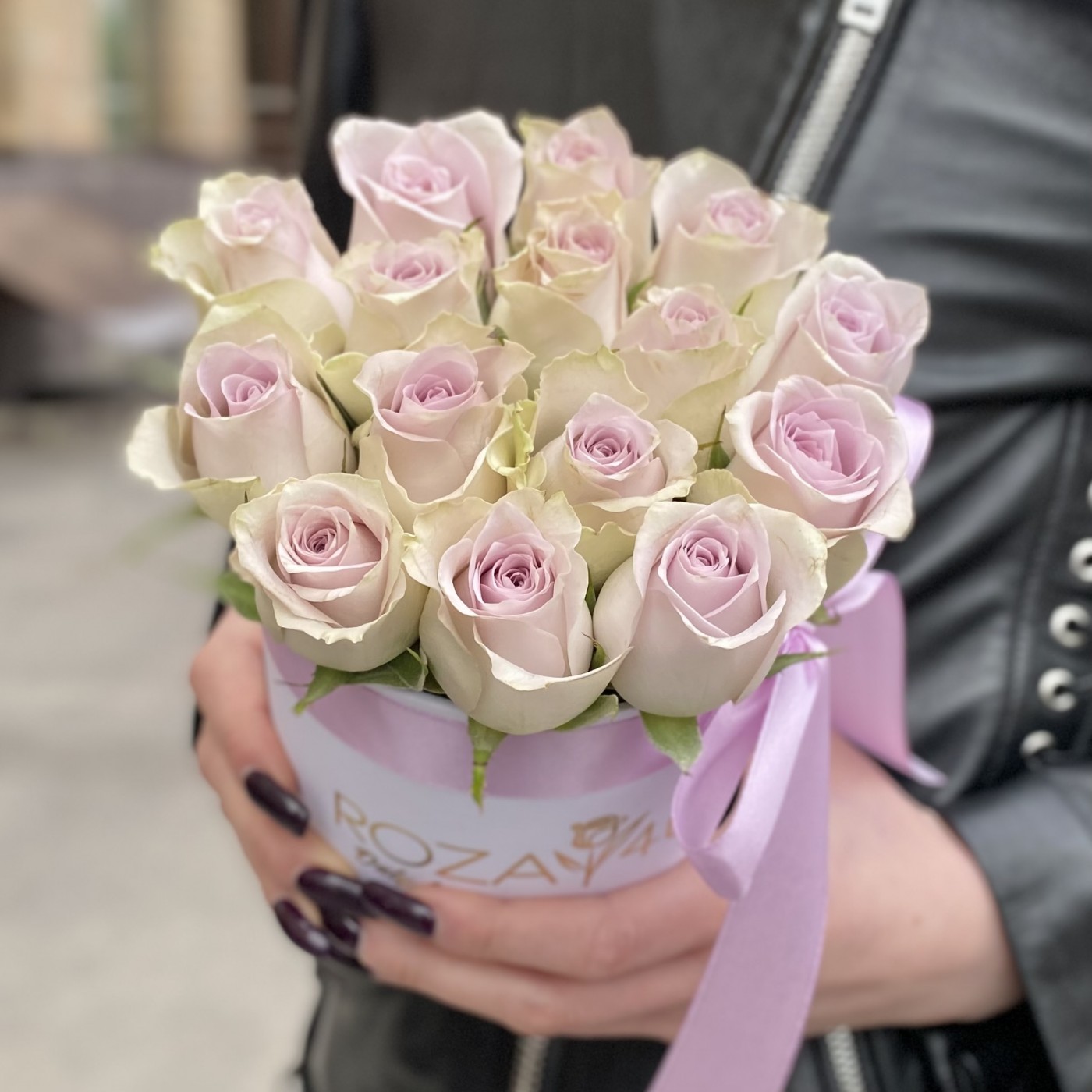 15 сиреневых роз в коробке