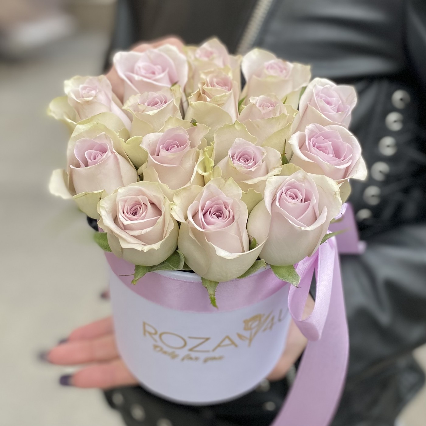15 сиреневых роз в коробке