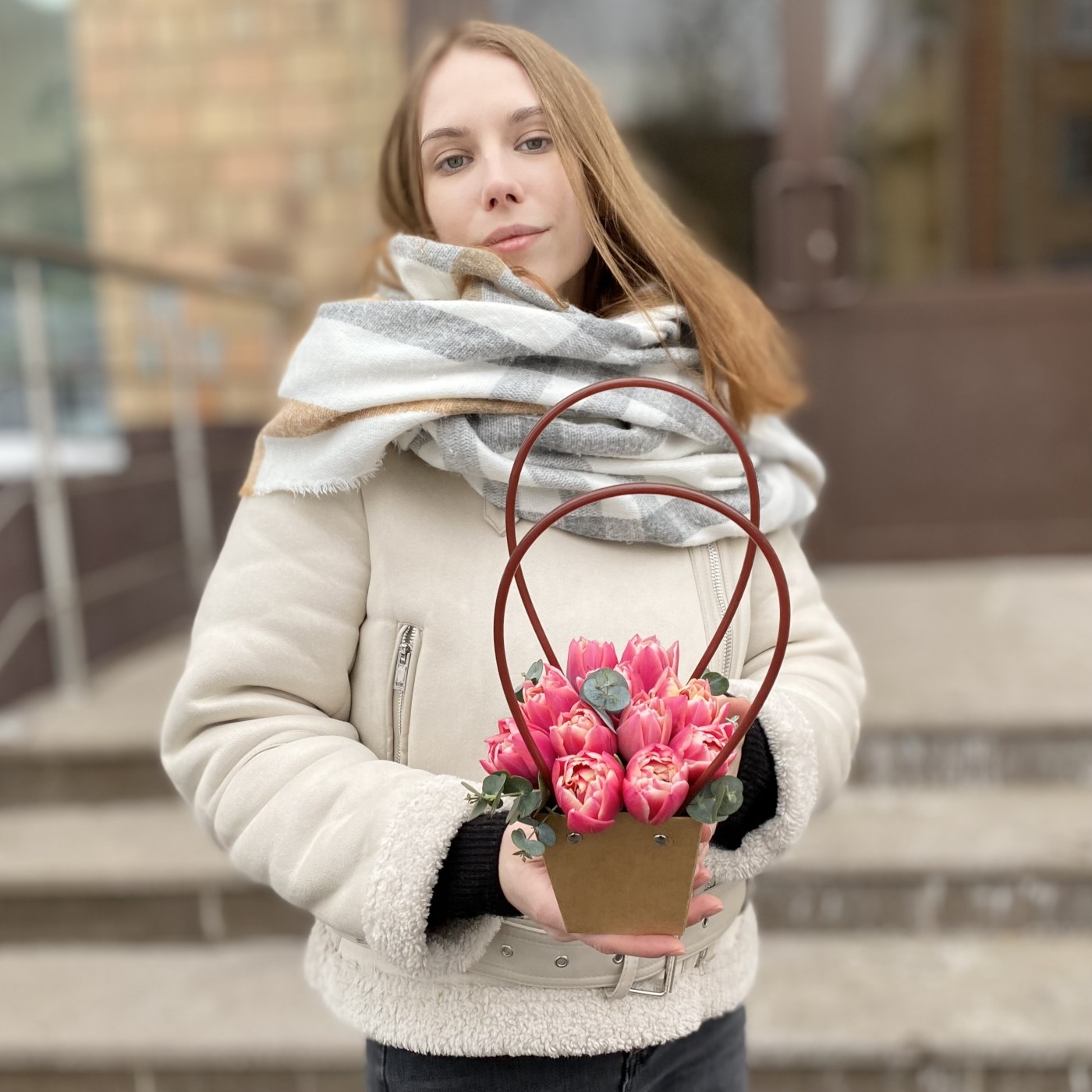 15 тюльпанов Коламбус в сумочке