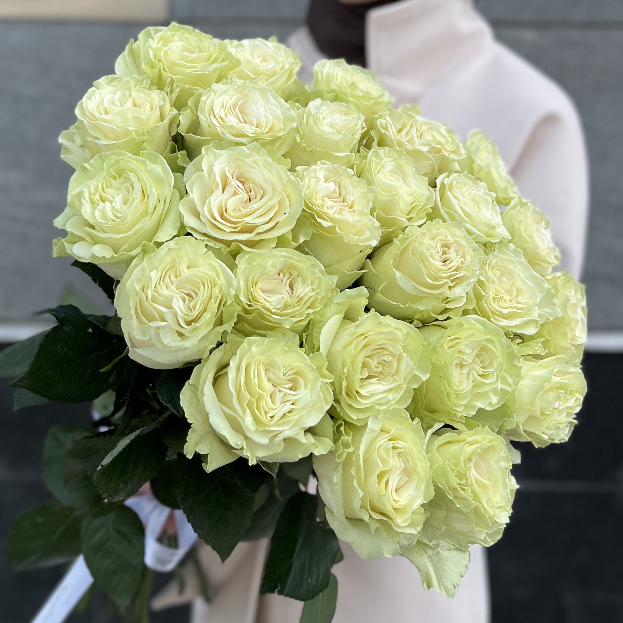 25 белых роз Мондиаль 70 см