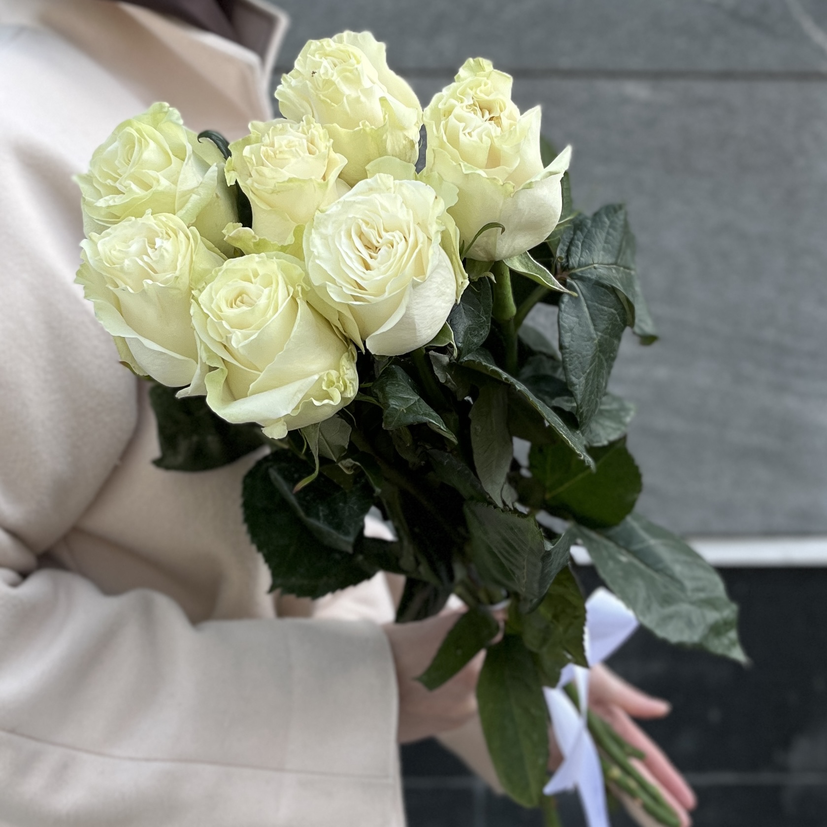 7 белых роз Мондиаль 70 см