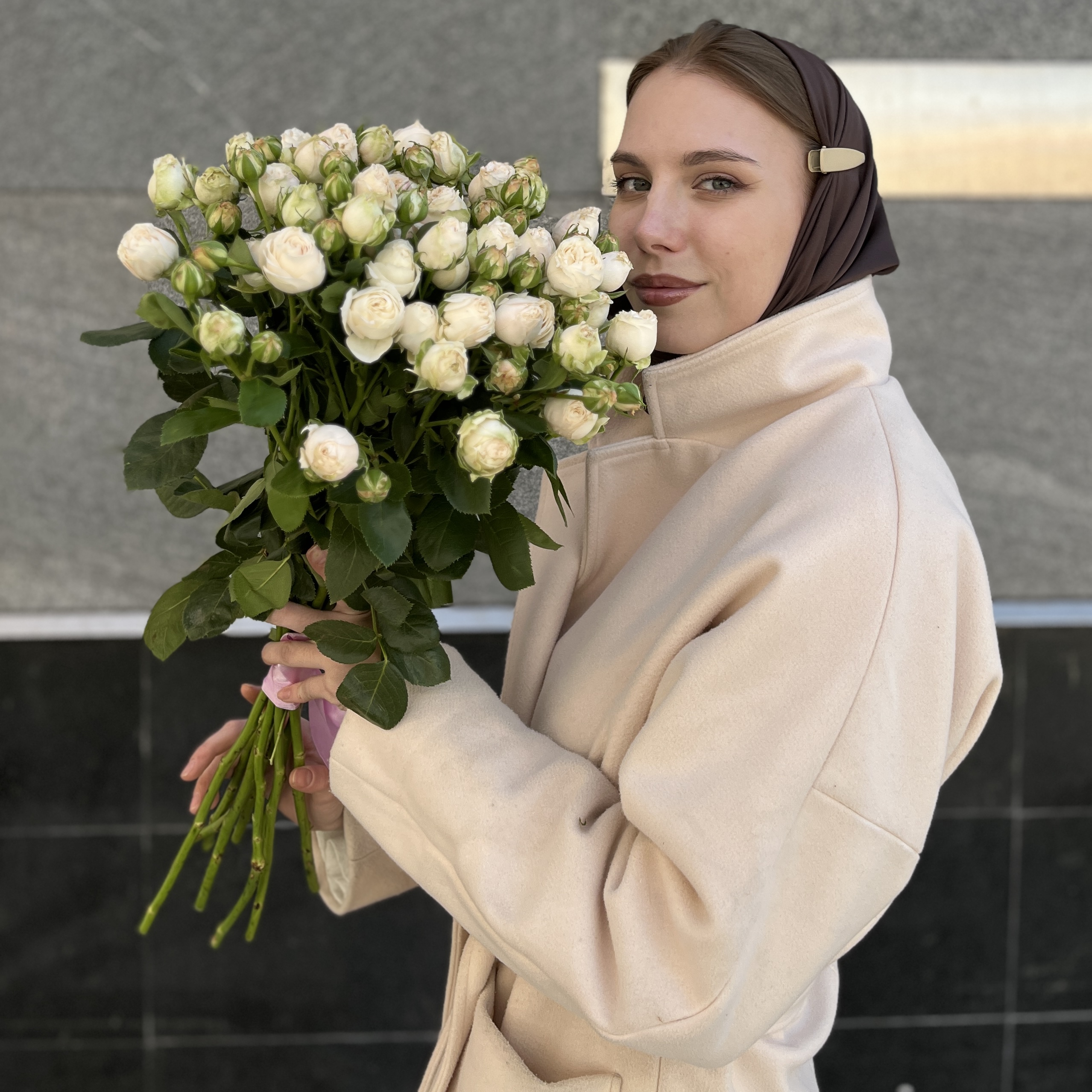 9 кустовых белых роз Принцесс Бомбастик 70 см