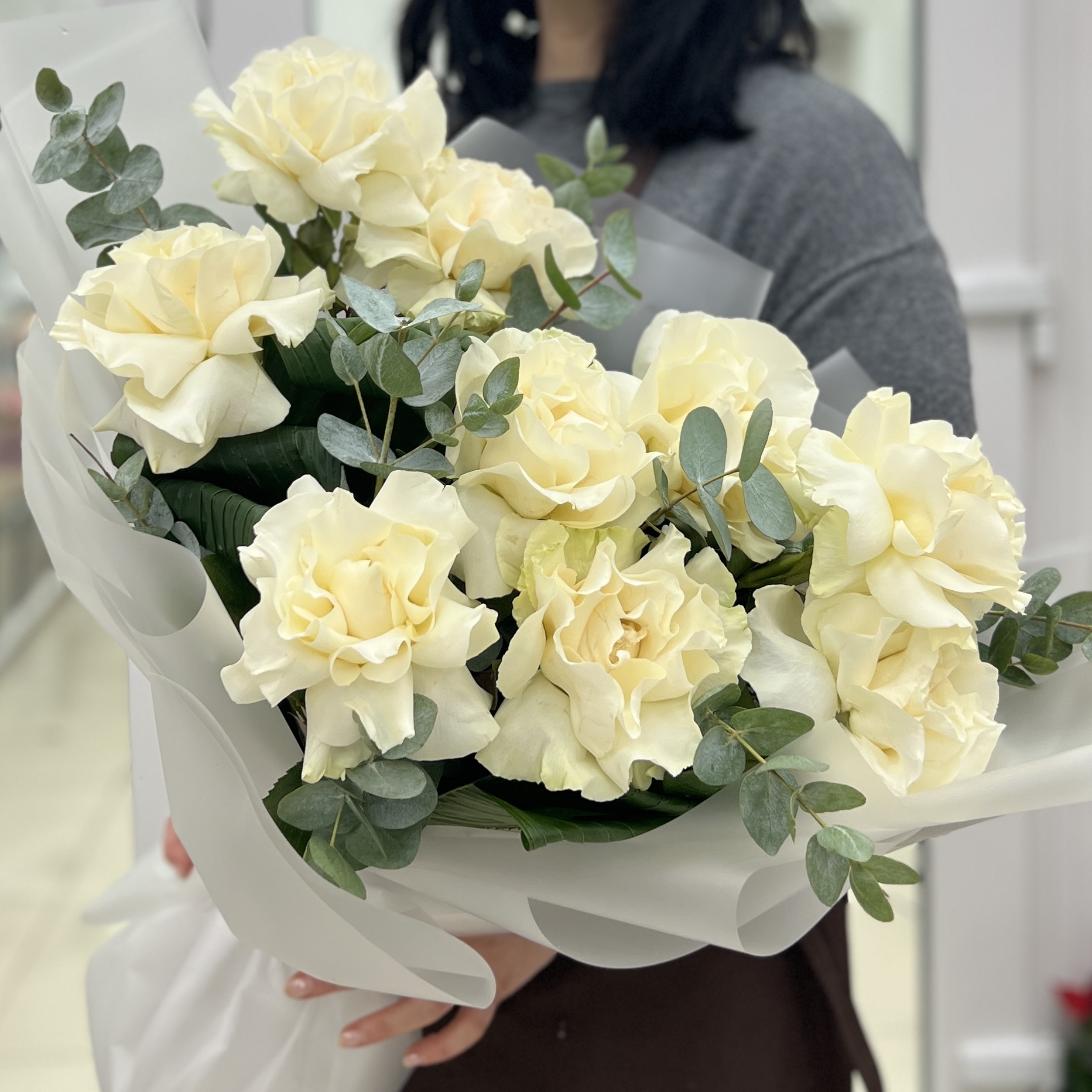 Букет из 9 крупных белых роз с эвкалиптом
