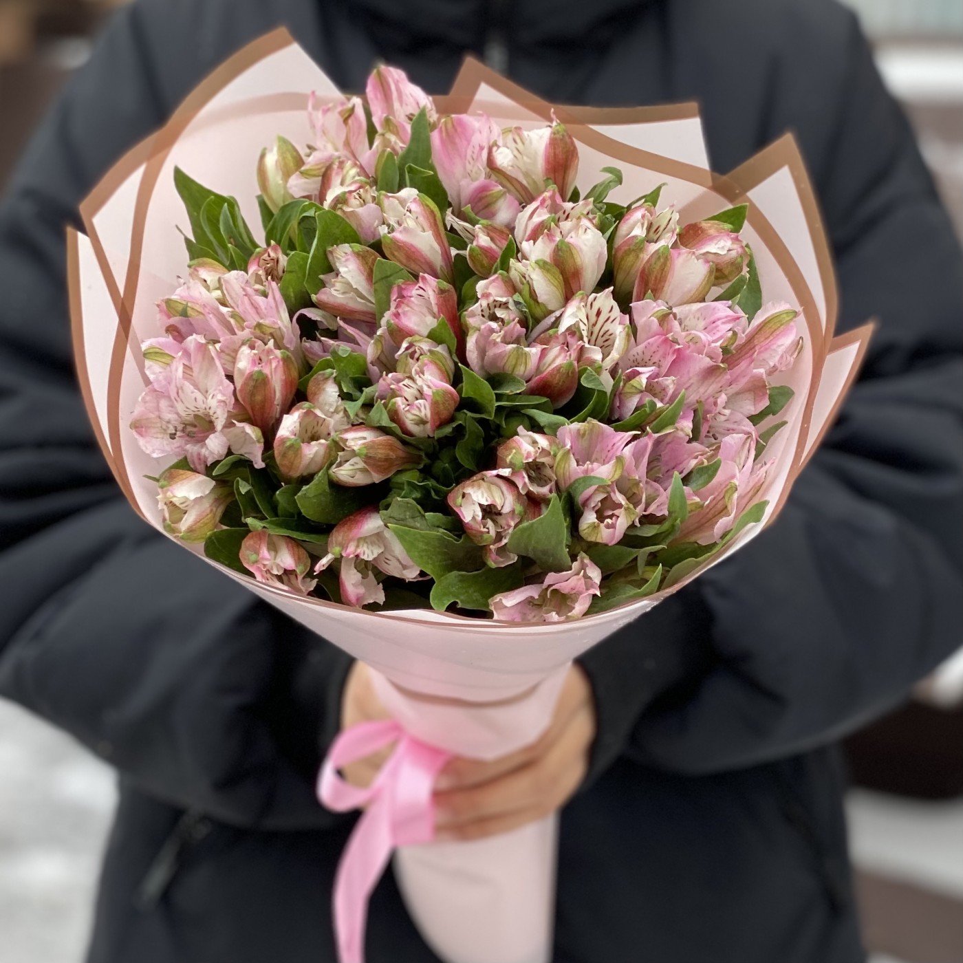 11 розовых альстромерий