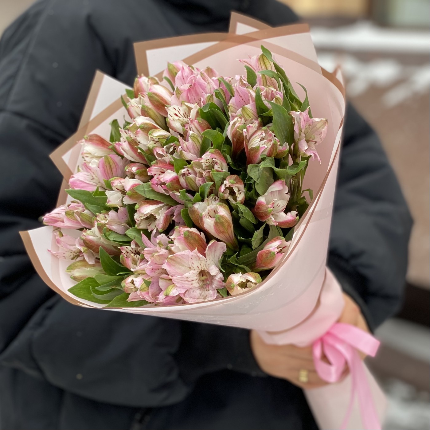 11 розовых альстромерий