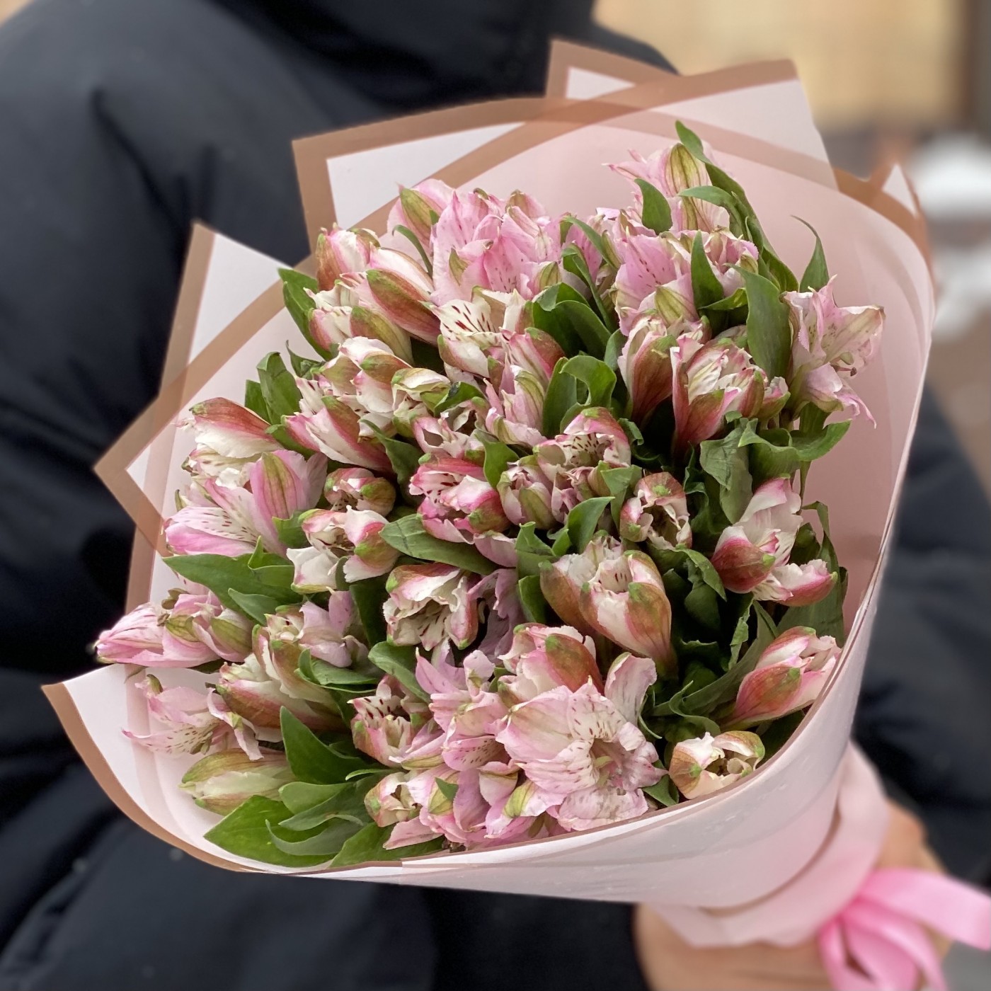 11 розовых альстромерий
