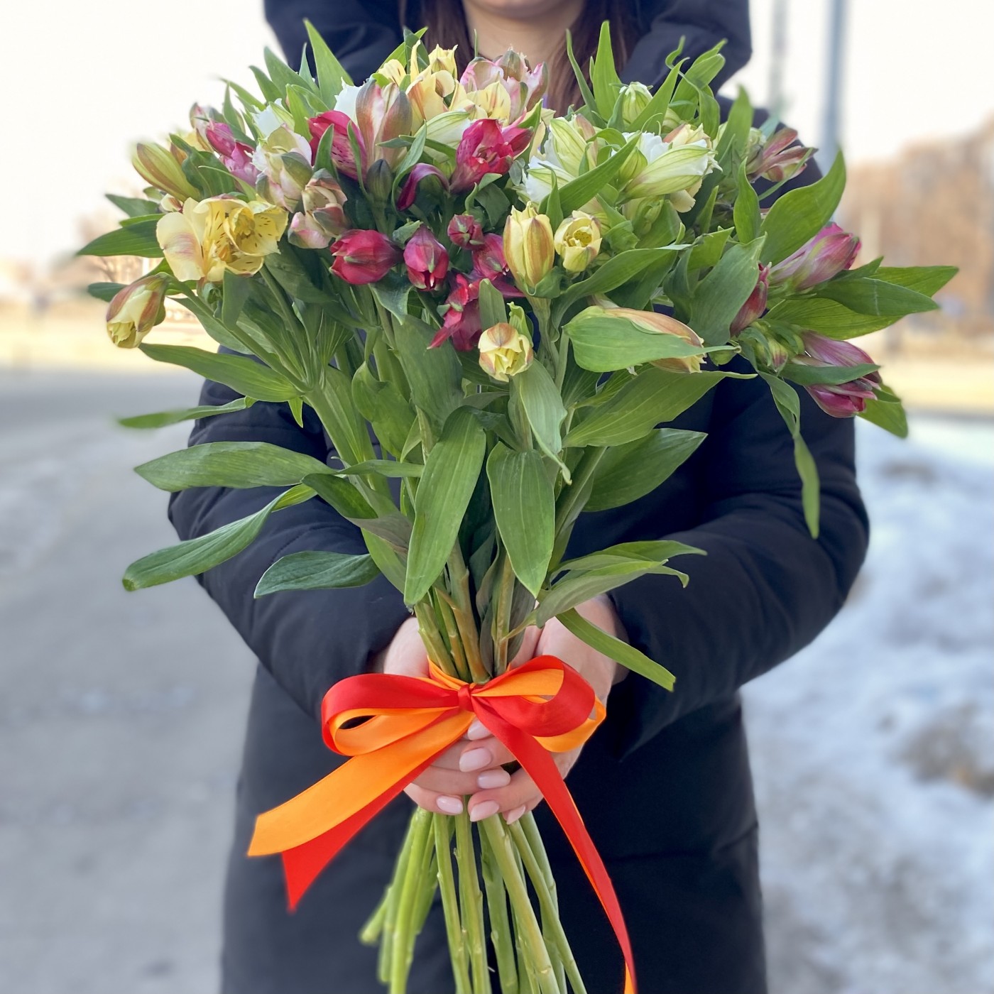 Яркий букет альстромерий