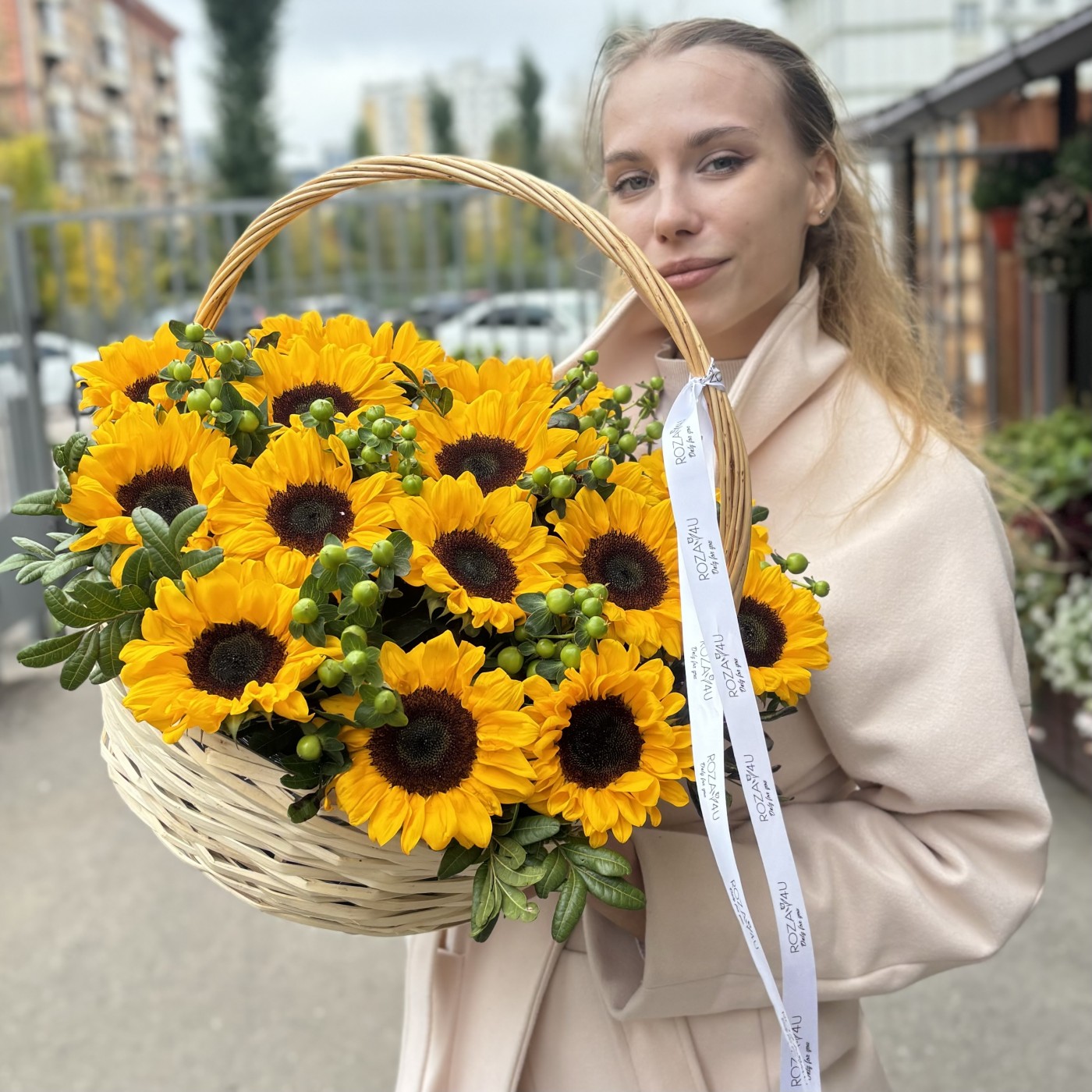 17 подсолнухов с гиперикумом в корзине