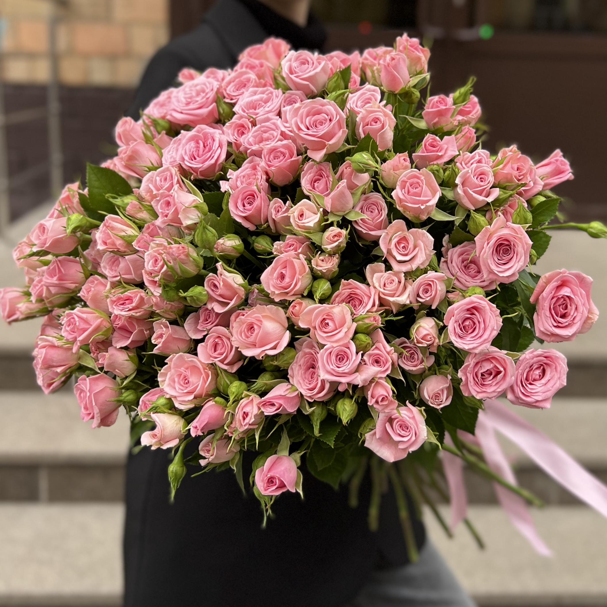 25 Розовых кустовых роз Одилия 60 см