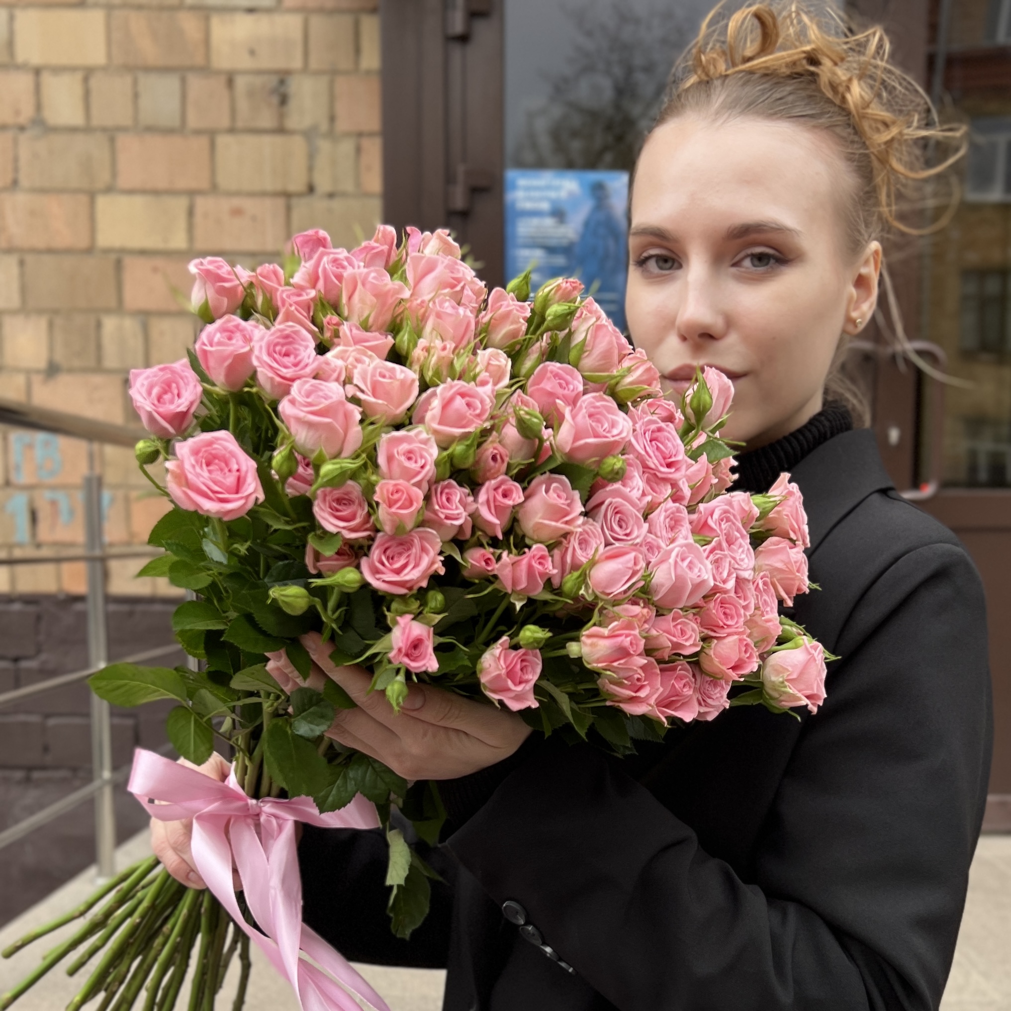 25 Розовых кустовых роз Одилия 60 см
