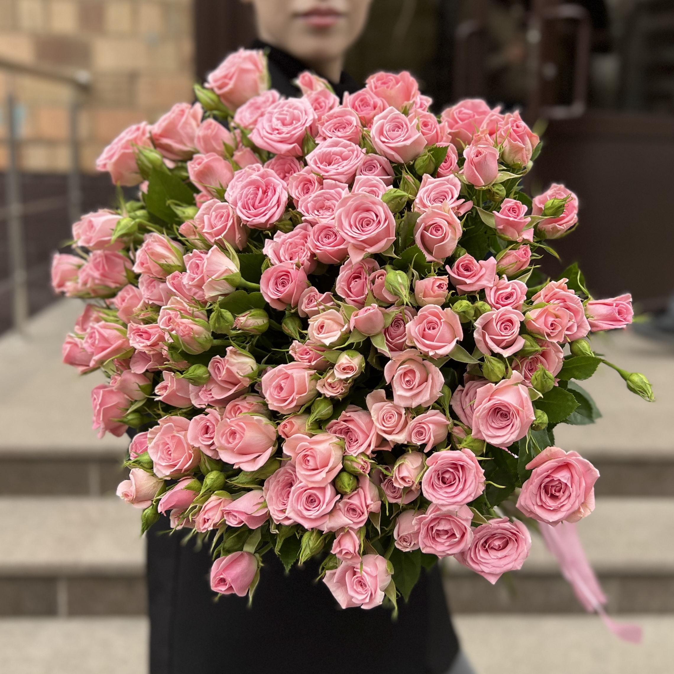 25 Розовых кустовых роз Одилия 60 см