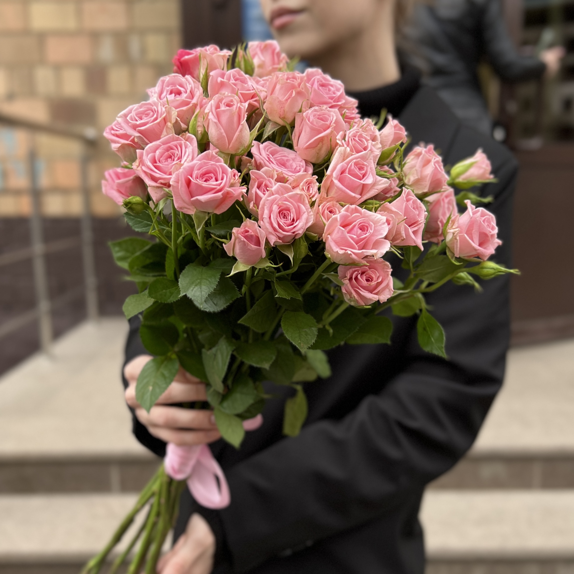 9 розовых кустовых роз Одилия 60 см