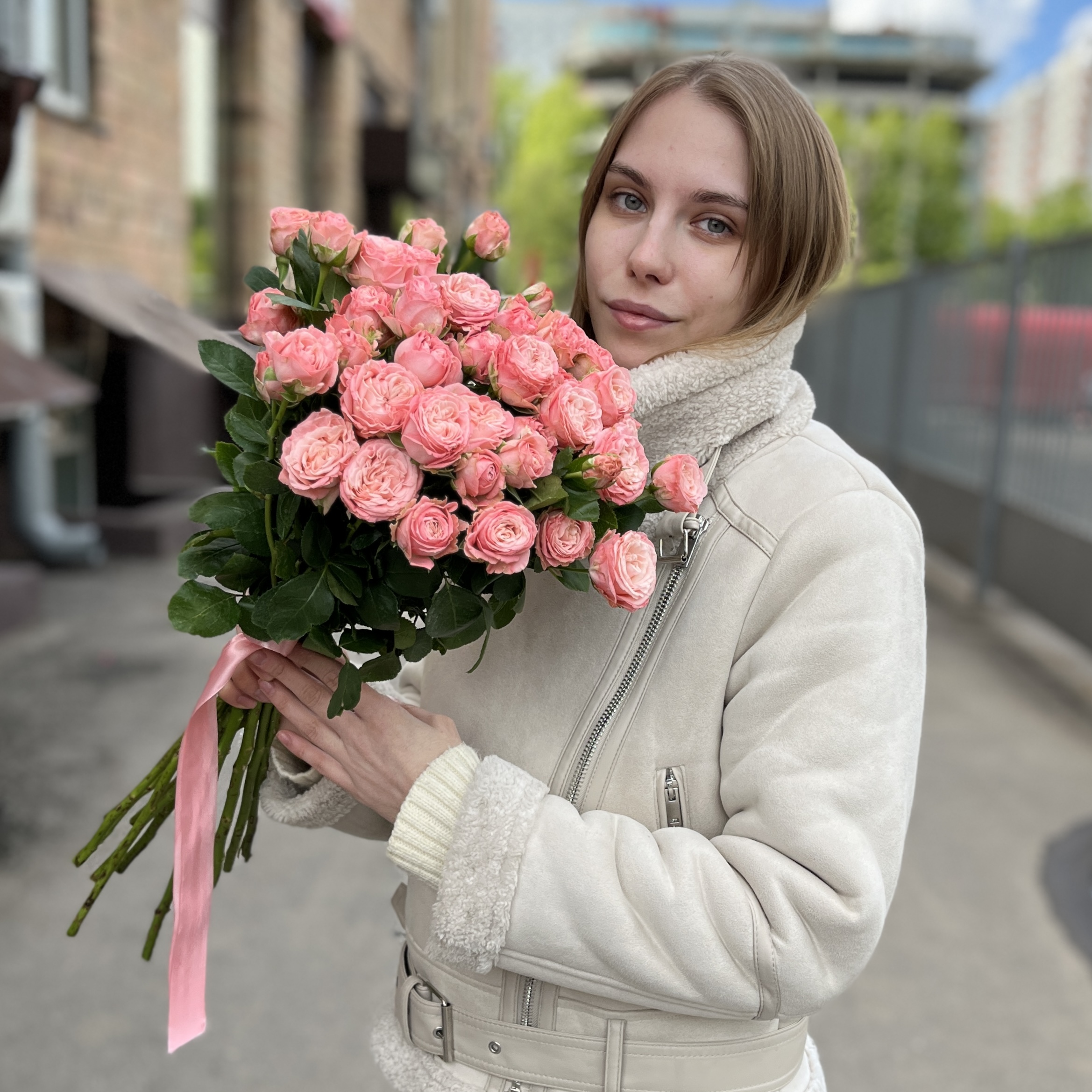 11 кустовых розовых роз Мадам Бомбастик 60 см