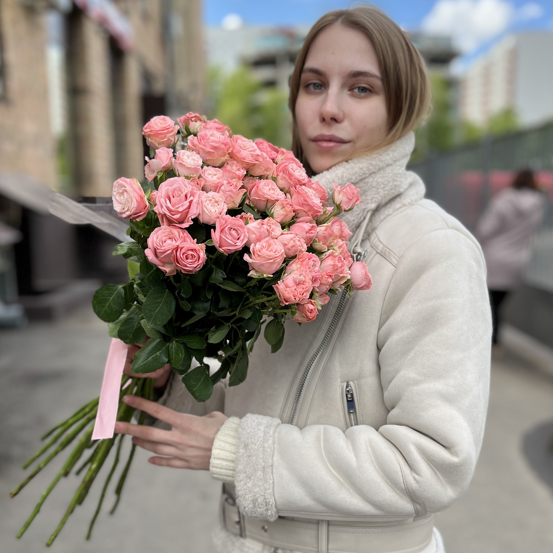 15 кустовых Пионовидных роз Мадам Бомбастик 60 см