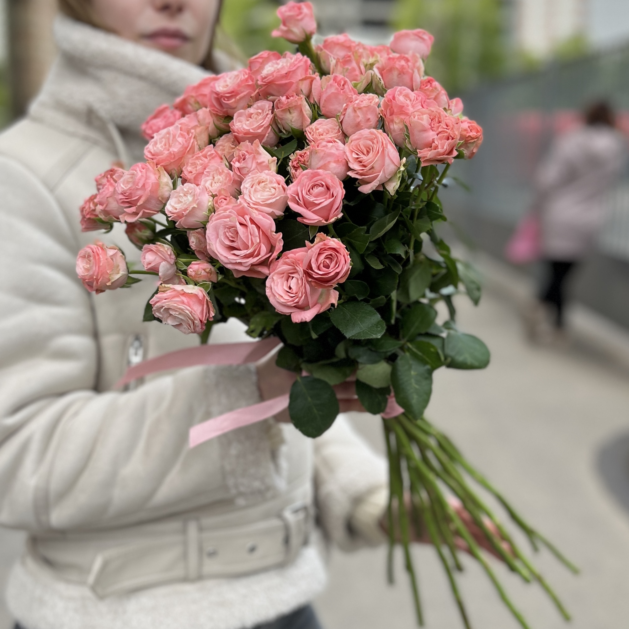 15 кустовых Пионовидных роз Мадам Бомбастик 60 см