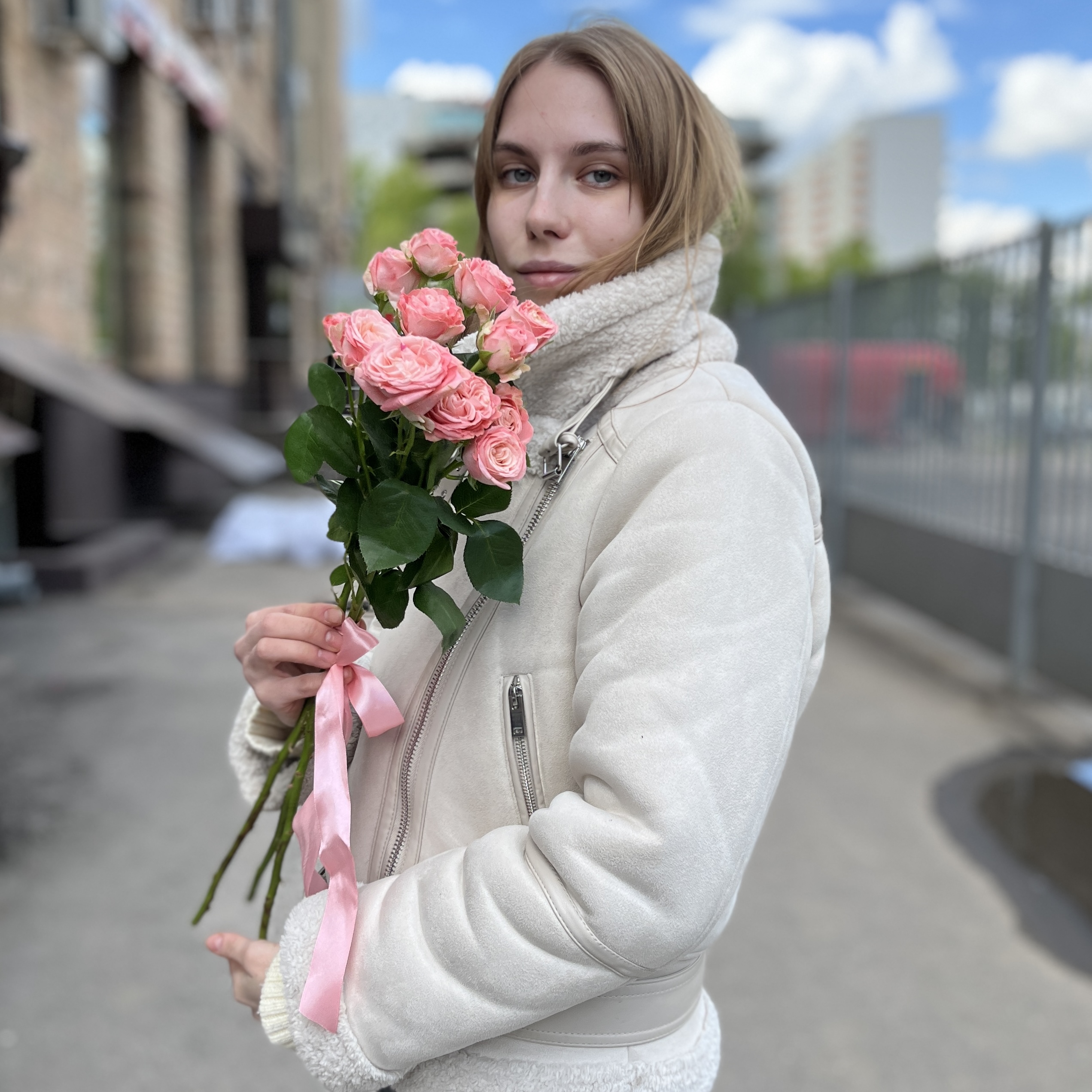 3 кустовые пионовидные розы Мадам Бомбастик 60 см