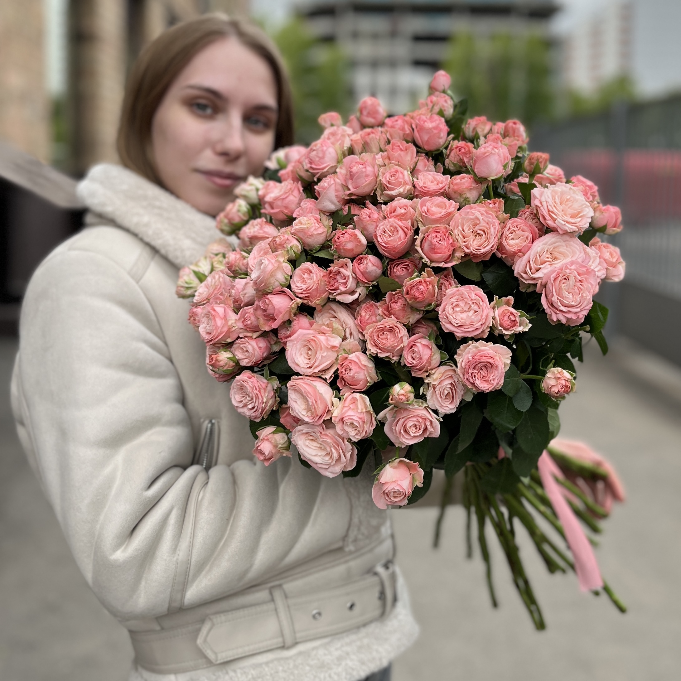 35 кустовых Пионовидных роз Мадам Бомбастик 60 см