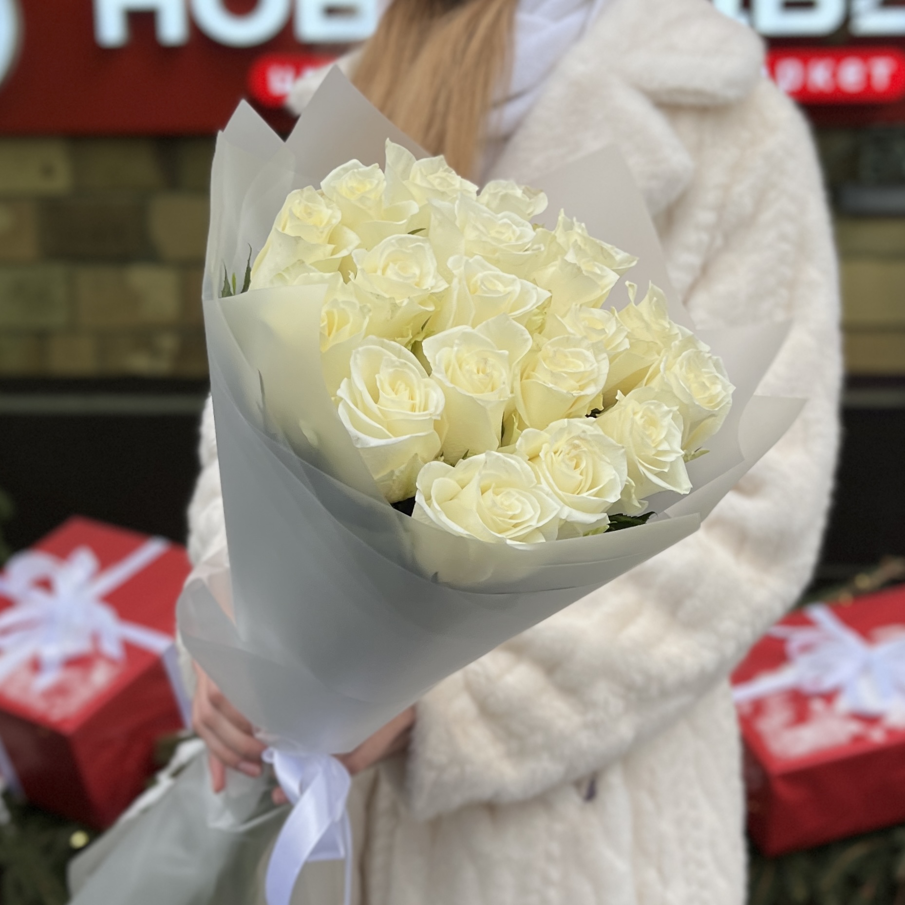 19 длинных белых роз 70 см