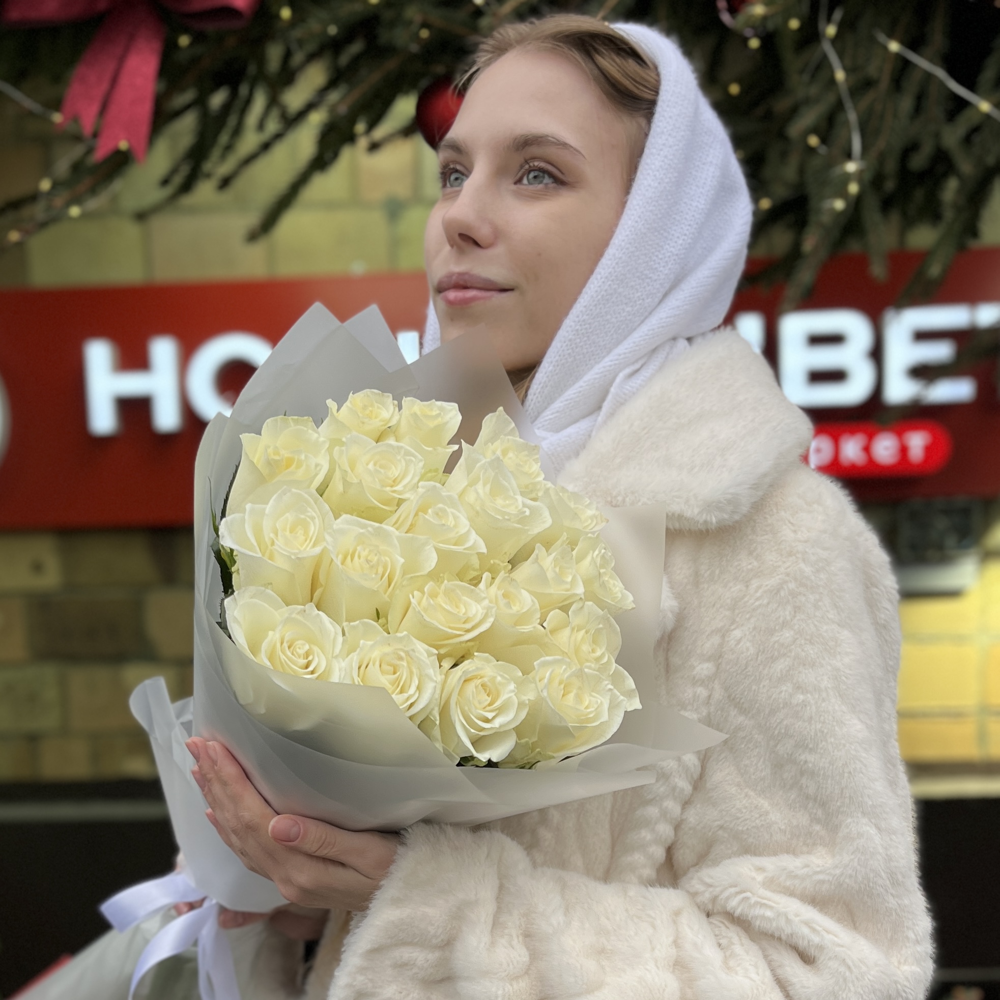 19 длинных белых роз 70 см