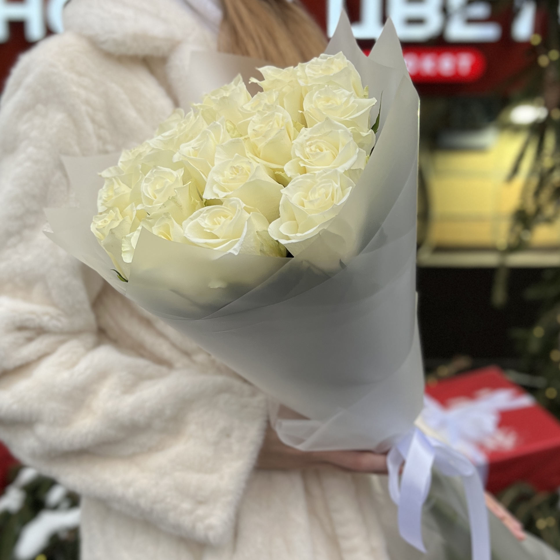 19 длинных белых роз 70 см