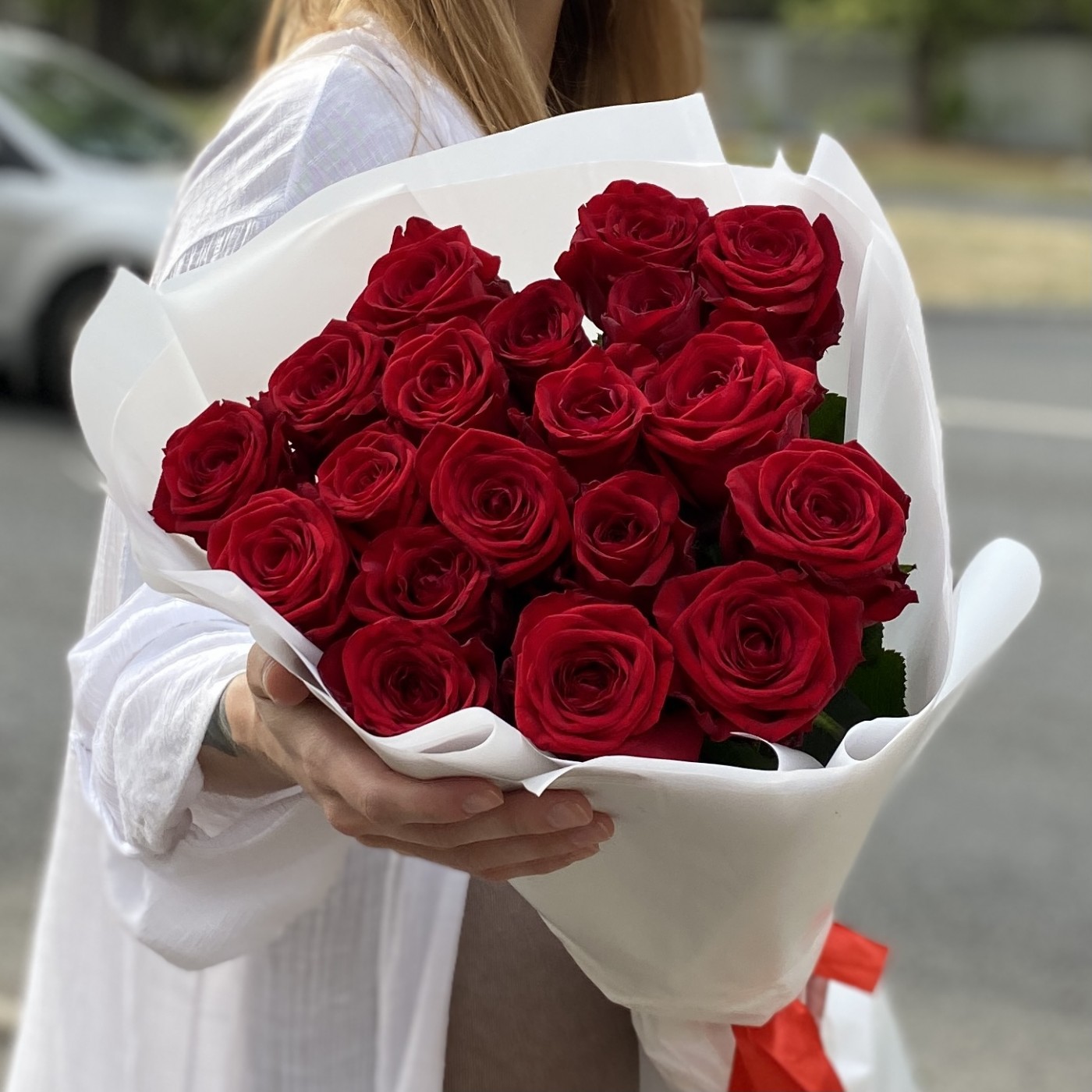 19 красных роз 70 см