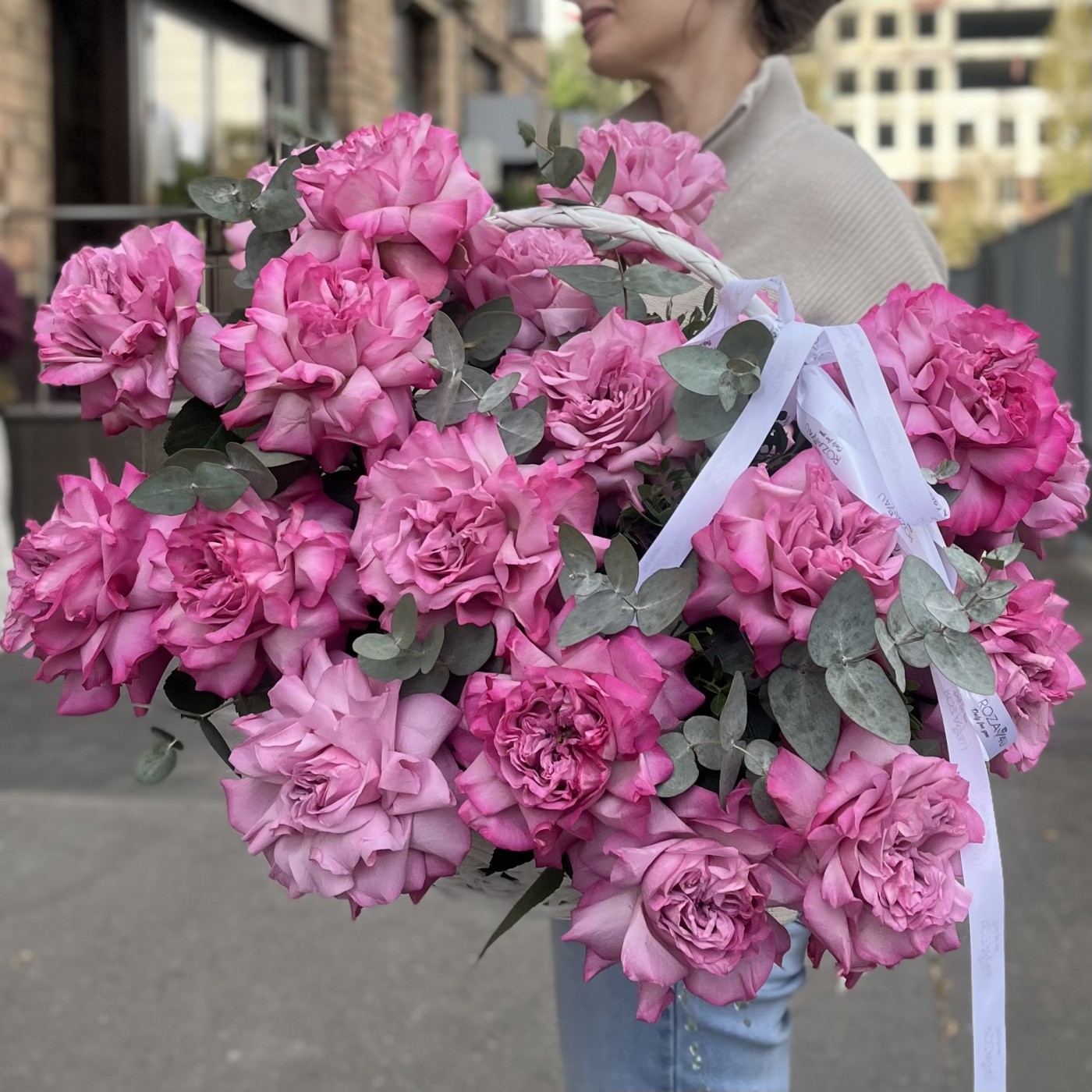 19 сиреневых роз Куинс Краун в корзине с эвкалиптом