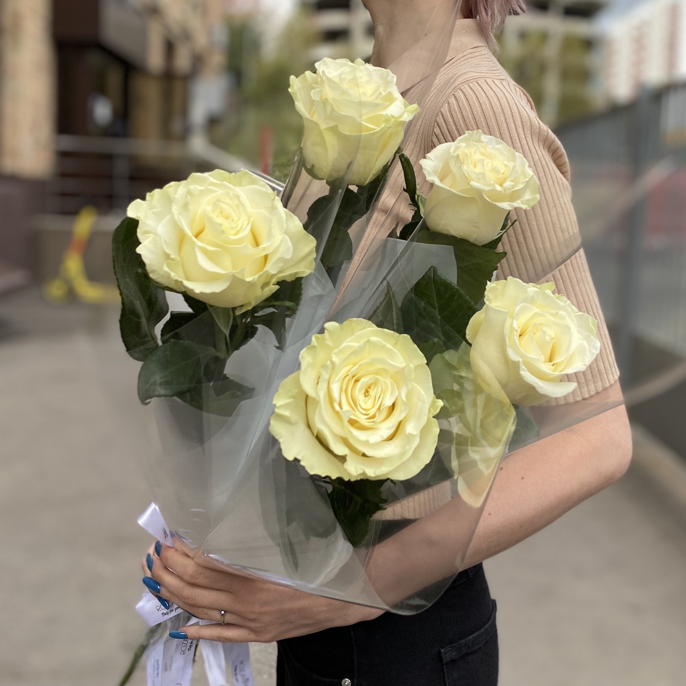 1 белая роза Мондиаль в упаковке