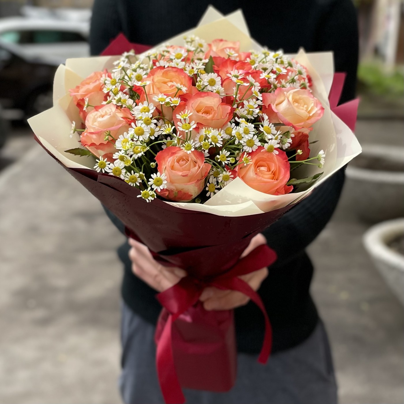 Букет из 11 роз Кабаре с ромашками