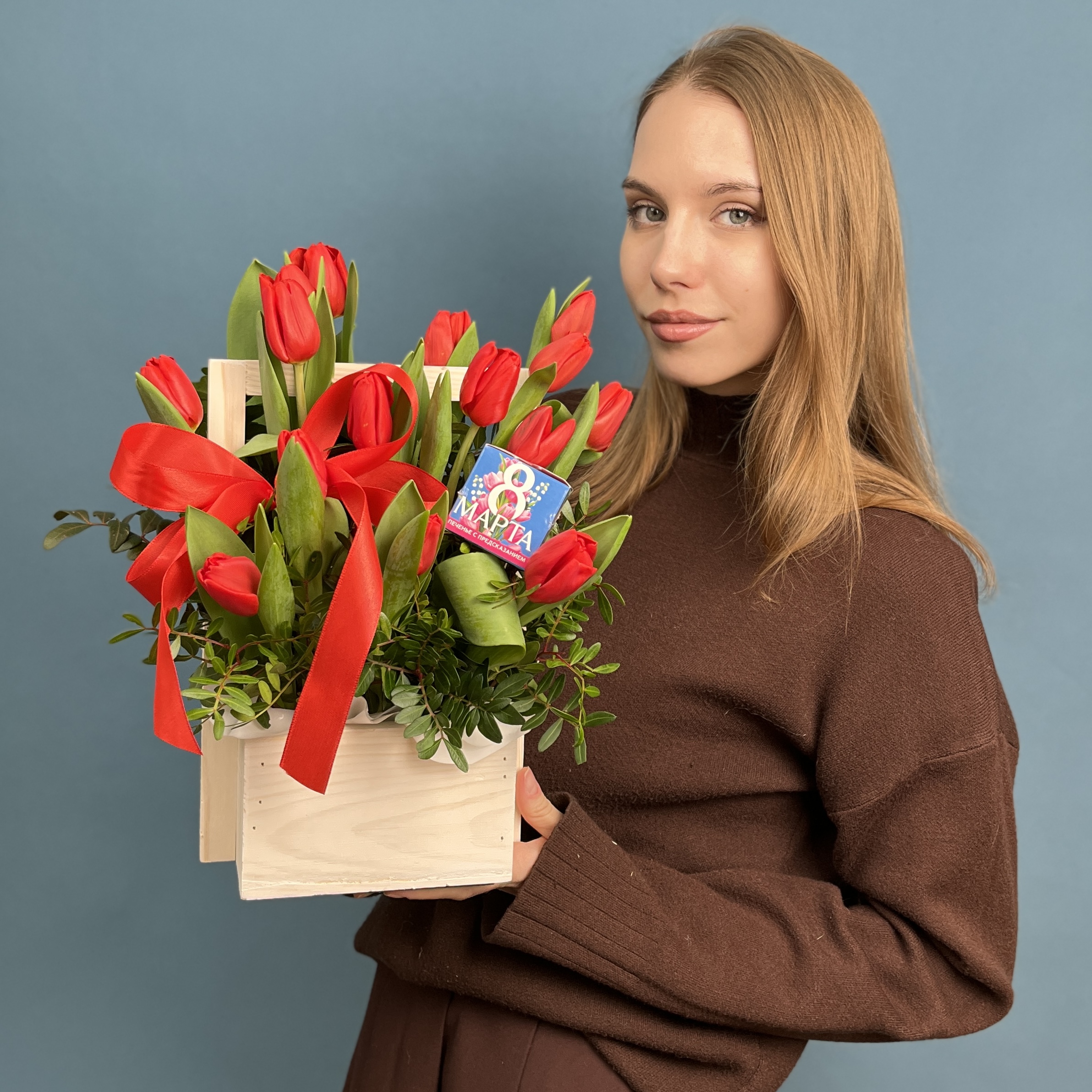 15 красных тюльпанов в кашпо с 8 марта