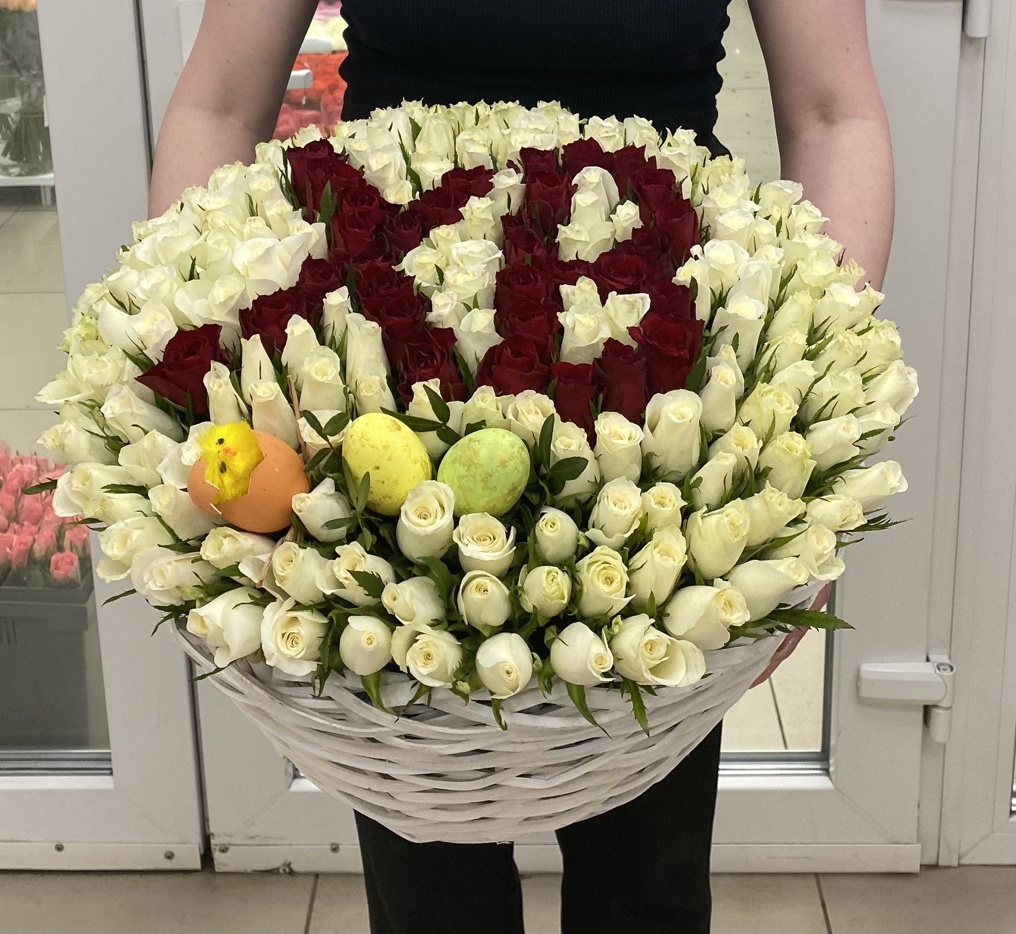 Пасхальная корзина с  белыми и красными розами