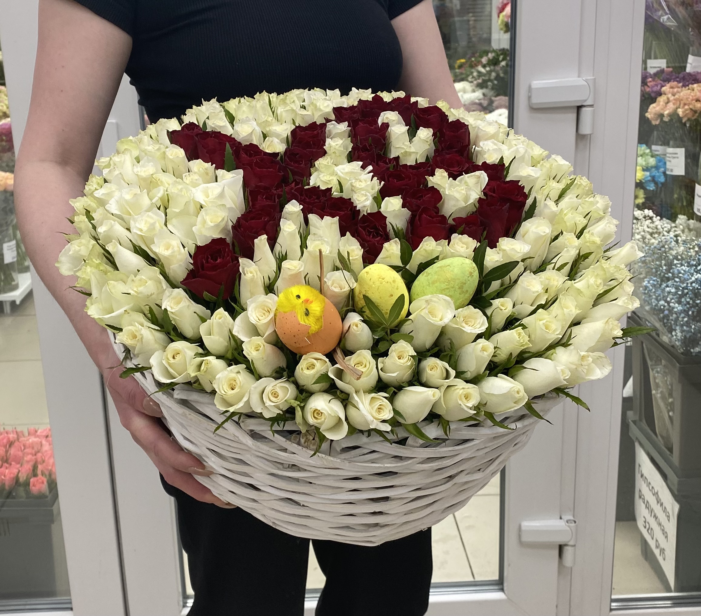 Пасхальная корзина с  белыми и красными розами