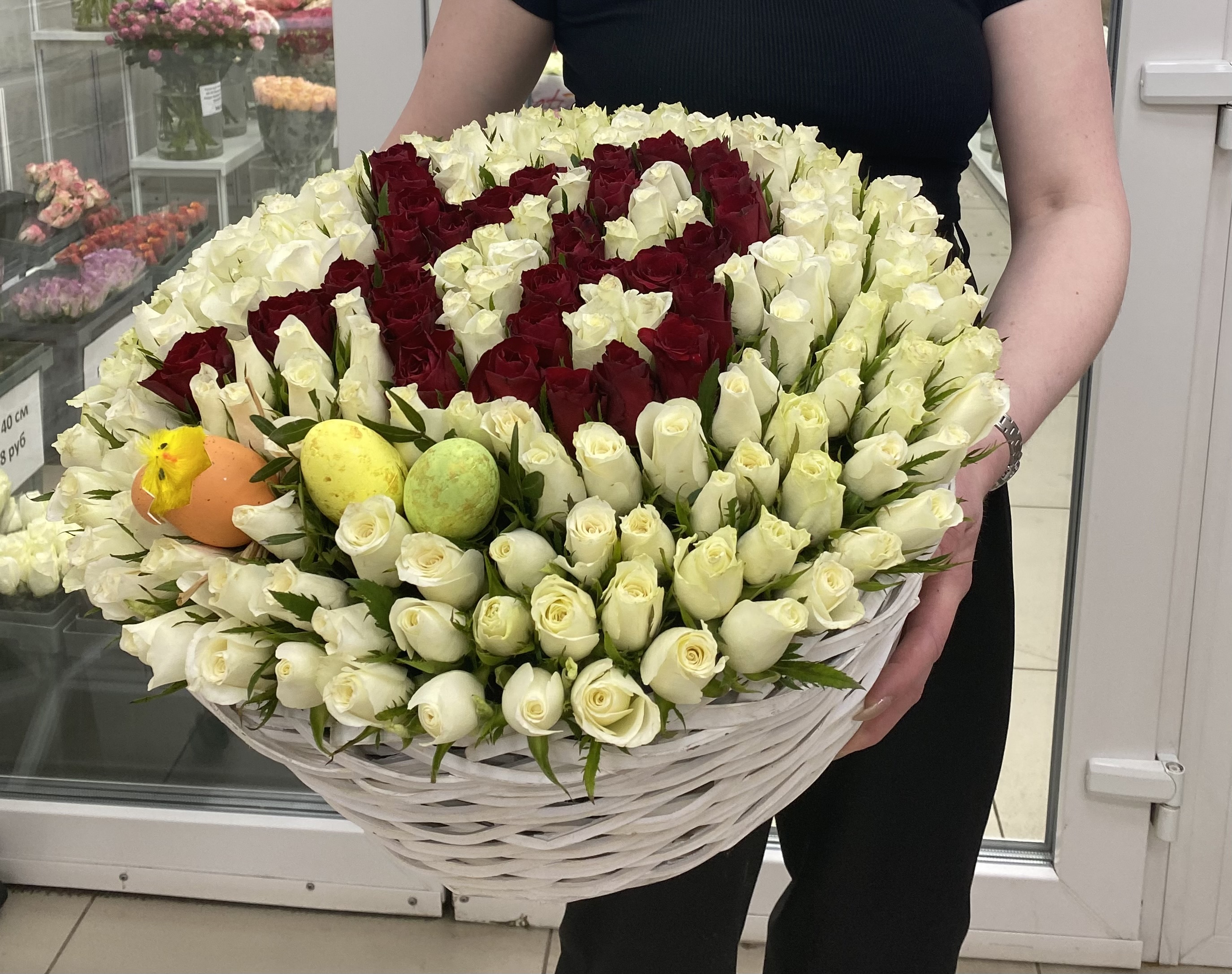 Пасхальная корзина с  белыми и красными розами