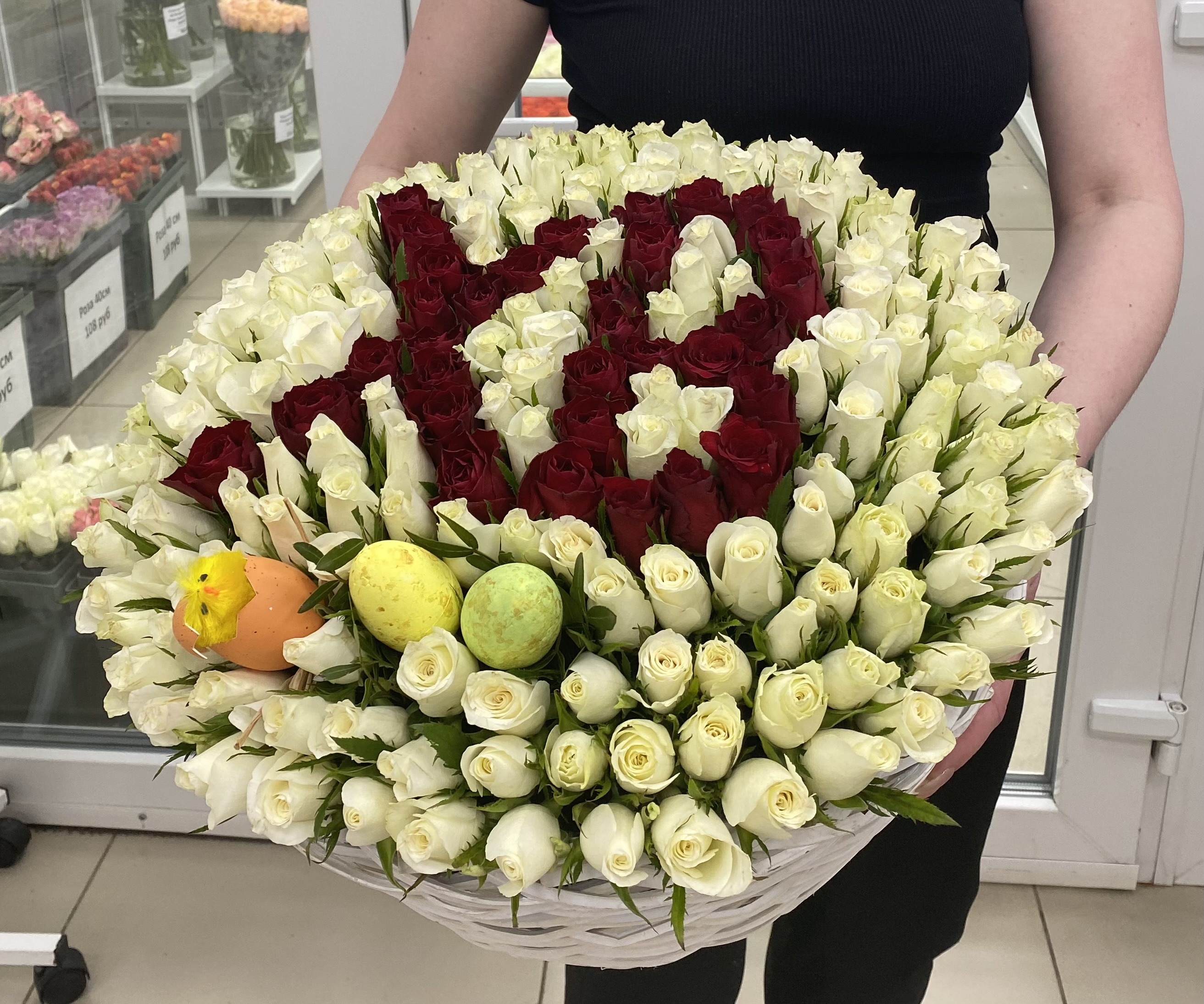 Пасхальная корзина с  белыми и красными розами