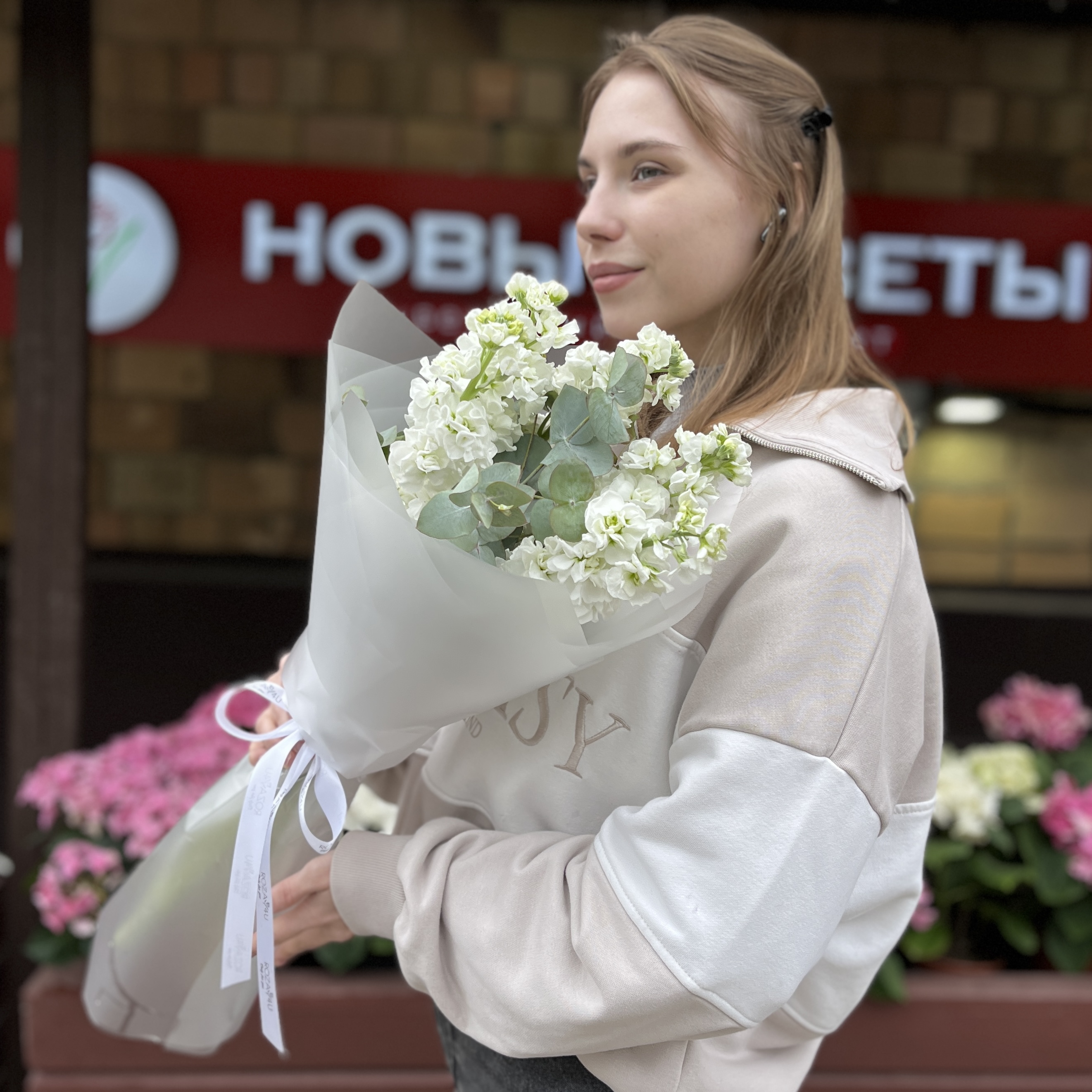 Букет из 5 белых Маттиол с эвкалиптом