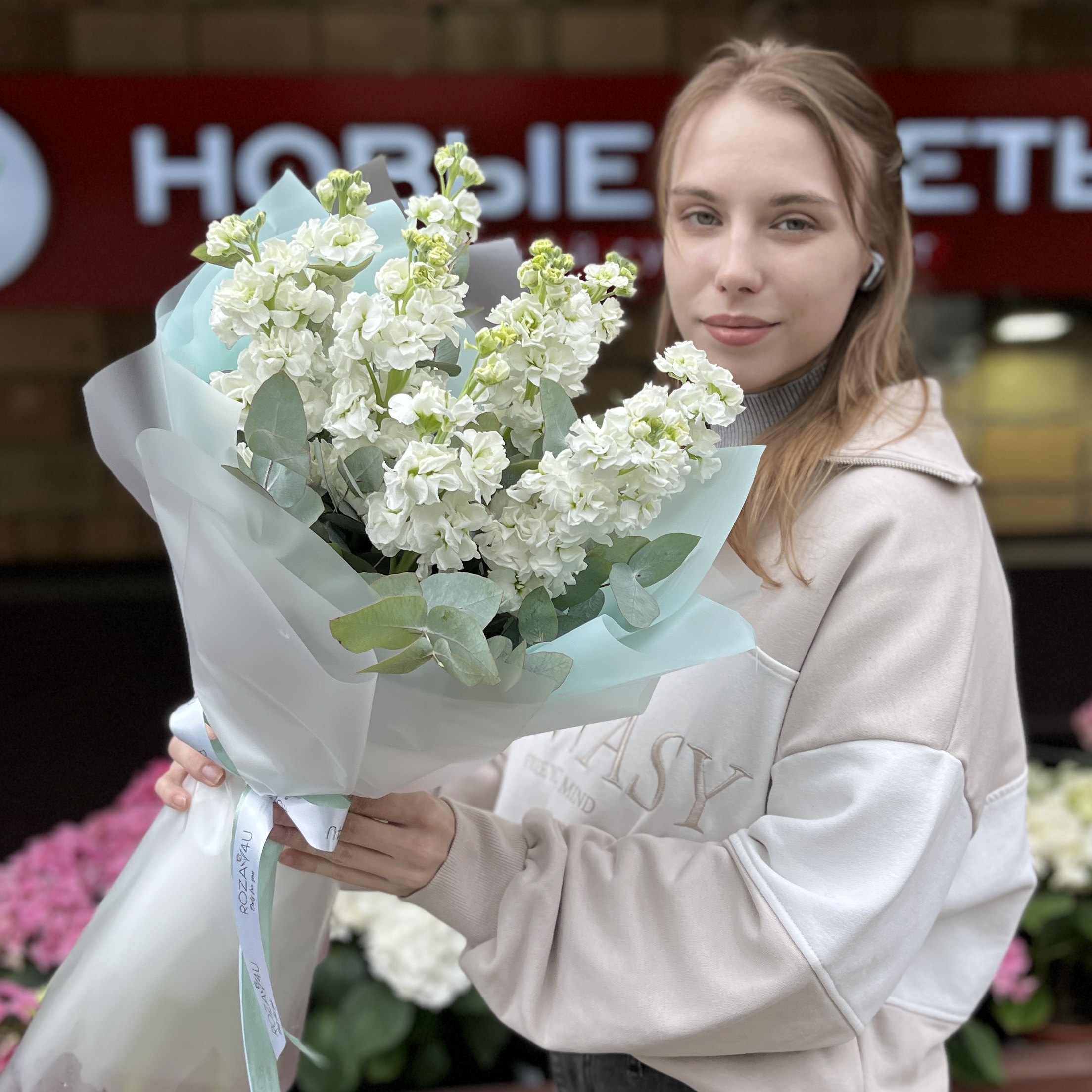 Букет из 9 белых Маттиол с эвкалиптом
