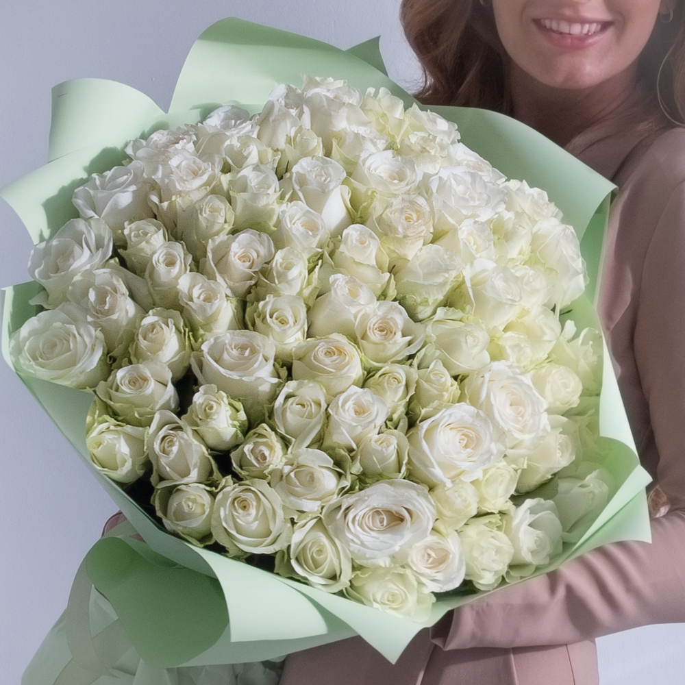 75 длинных белых роз