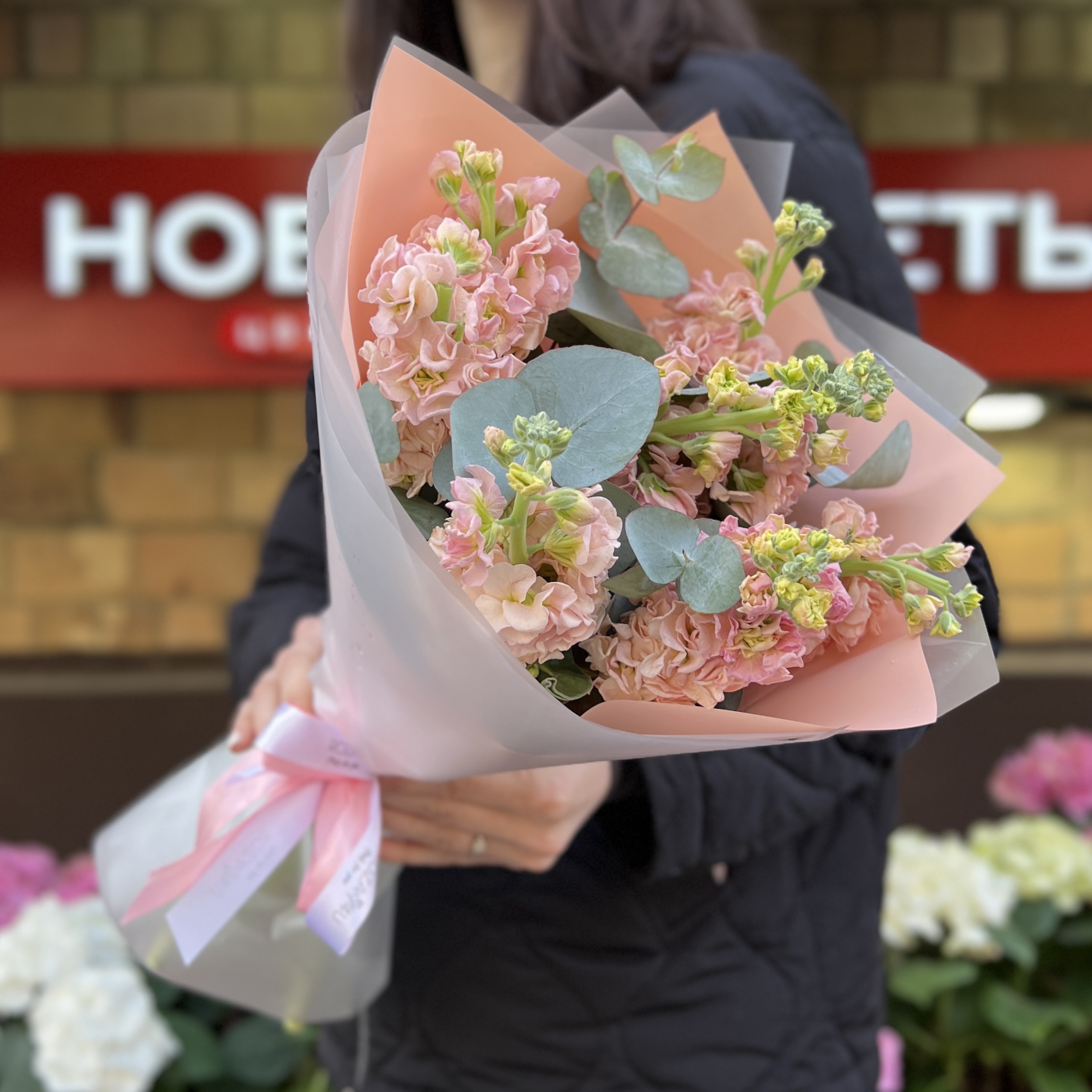 9 персиковых маттиол с эвкалиптом
