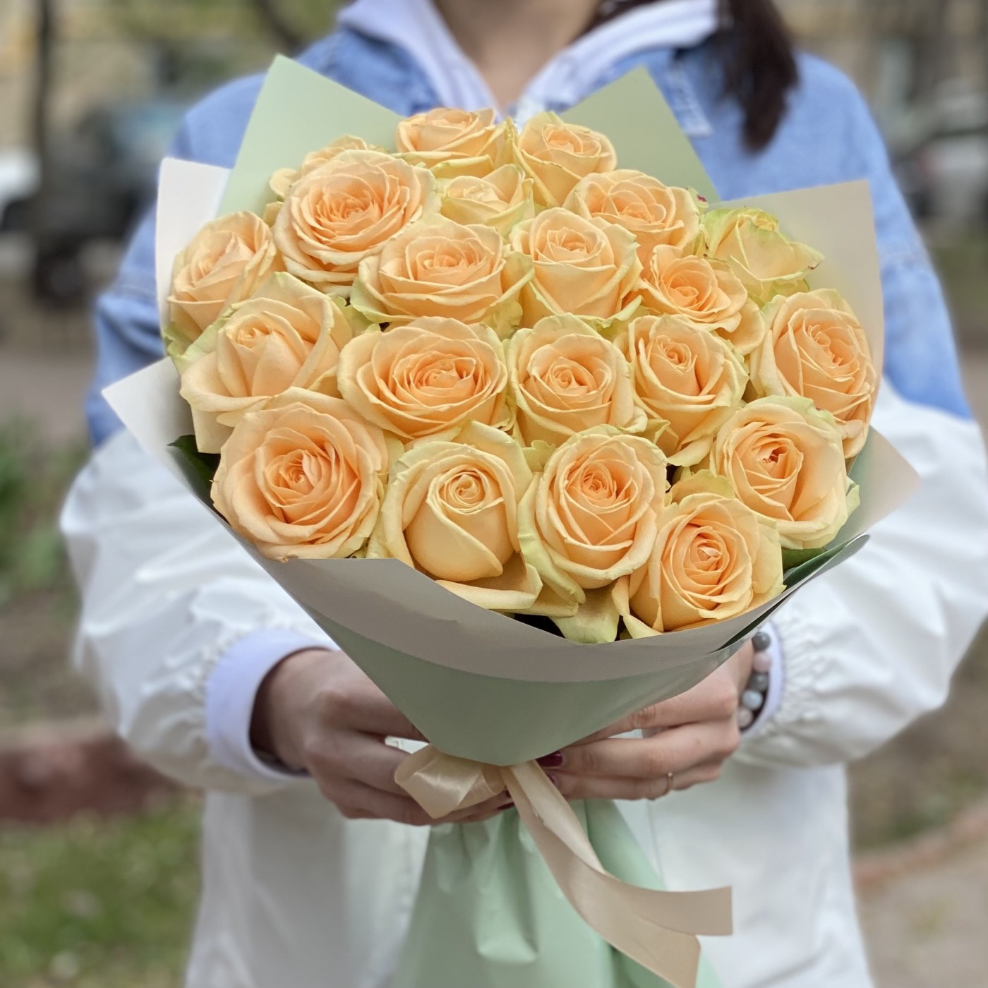 21 роза Пич аваланш 60 см