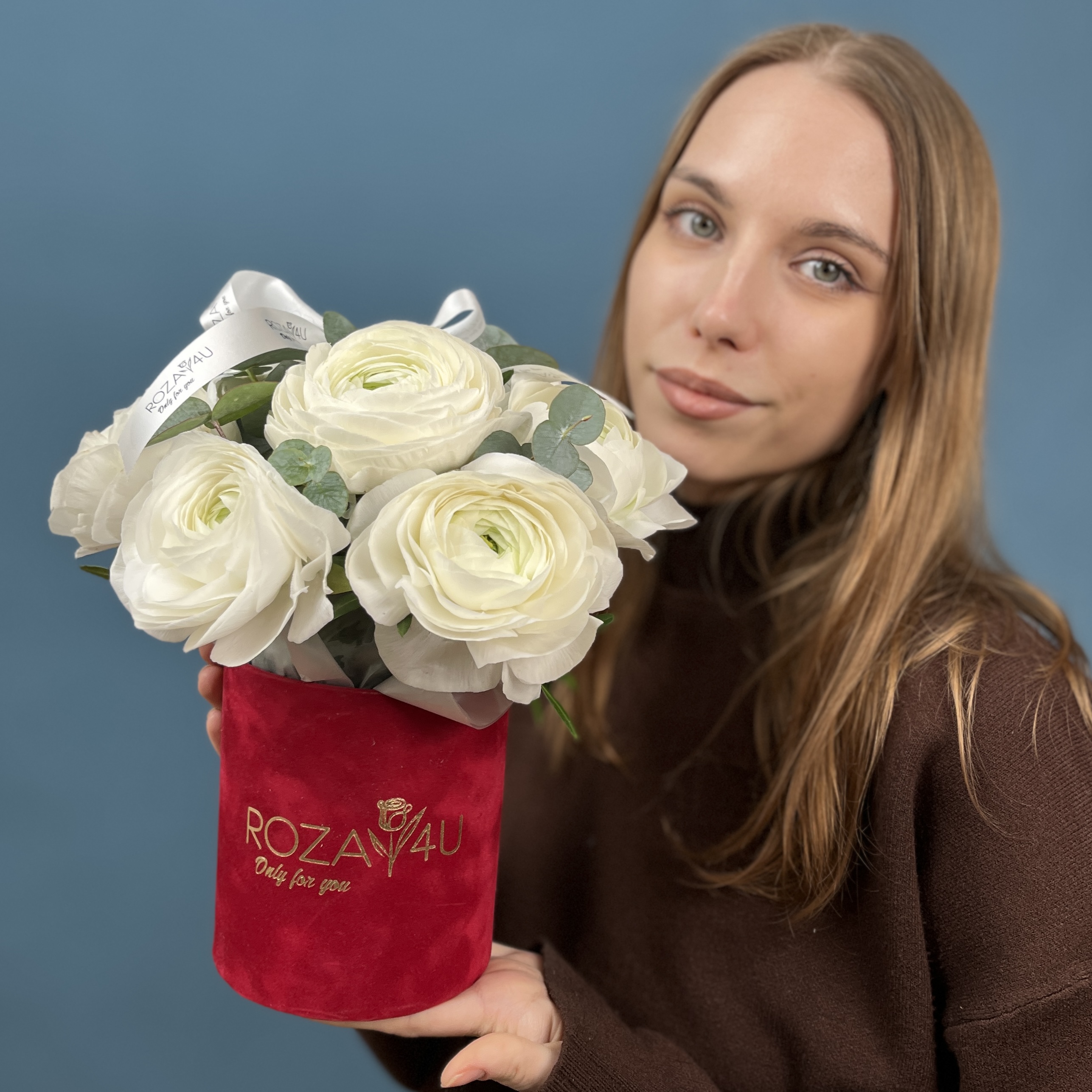 7 пышных белых ранункулюсов в бархатной коробке