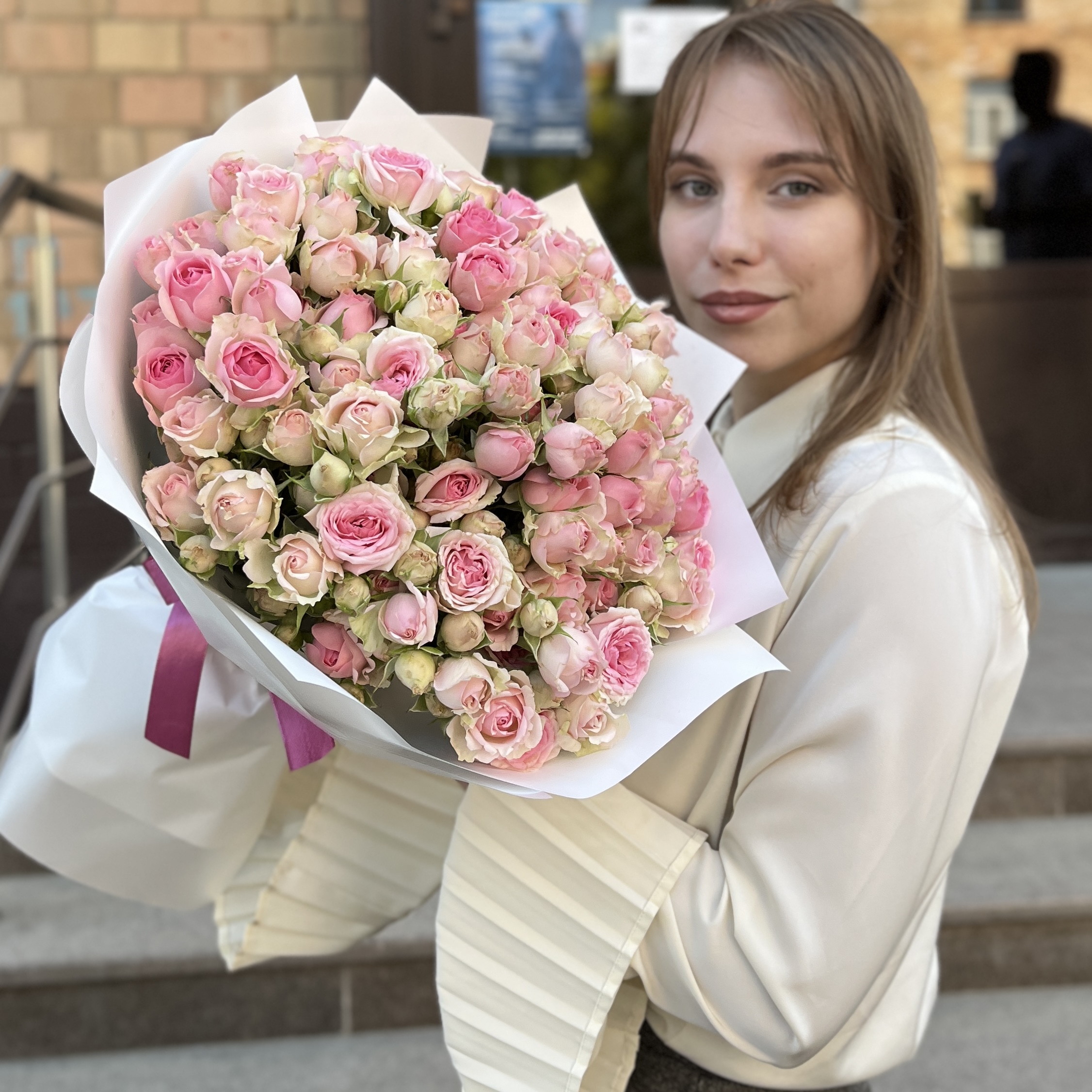 25 розовых кустовых роз Динара 40 см