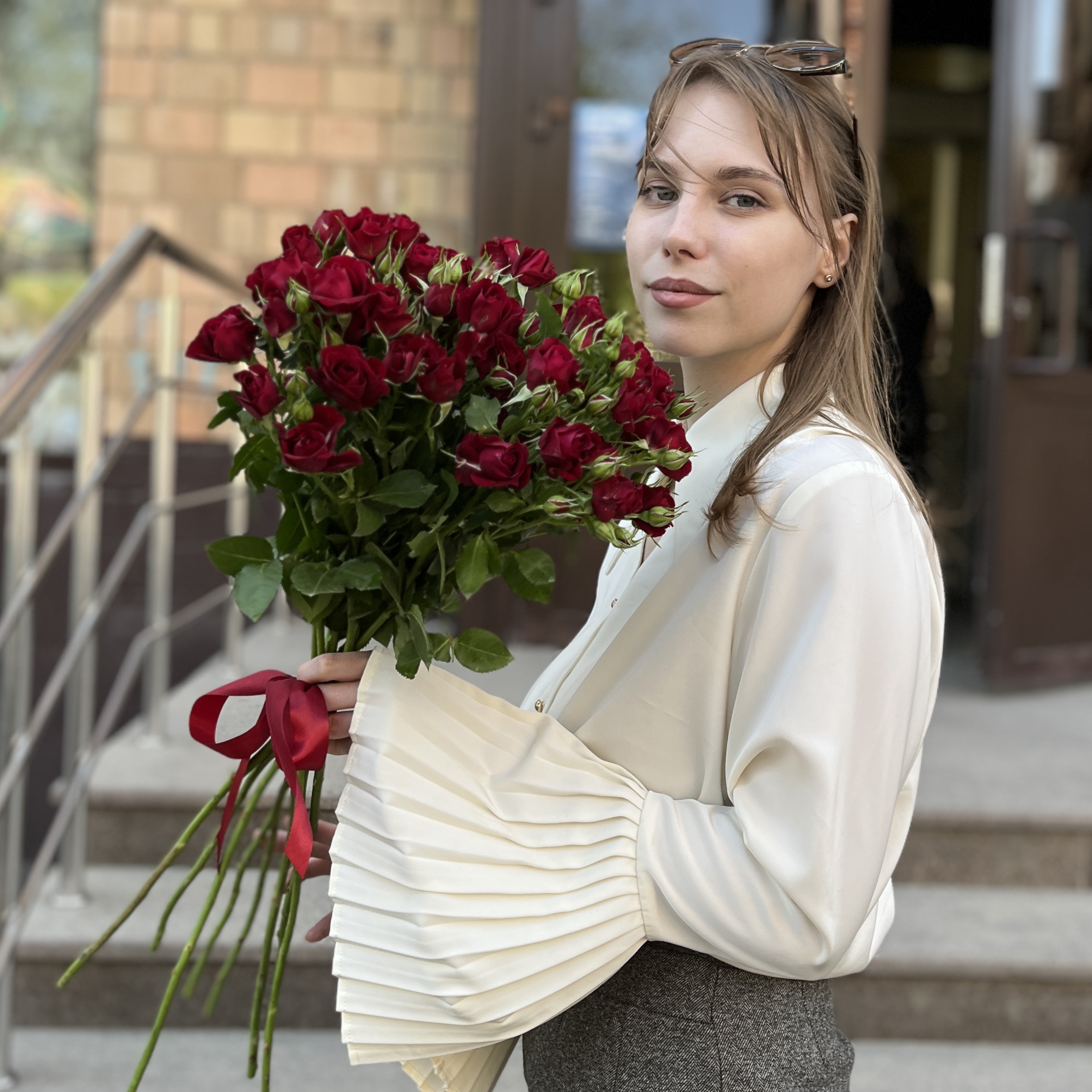 9 красных кустовых роз Рубикон 60 см