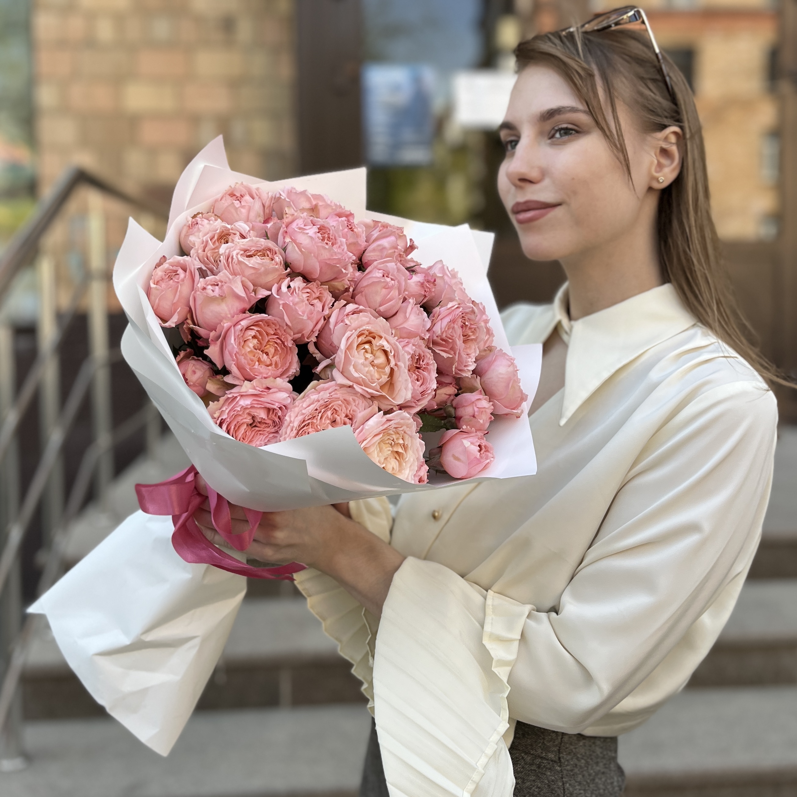 9 пионовидных персиковых роз Джульетта 50 см