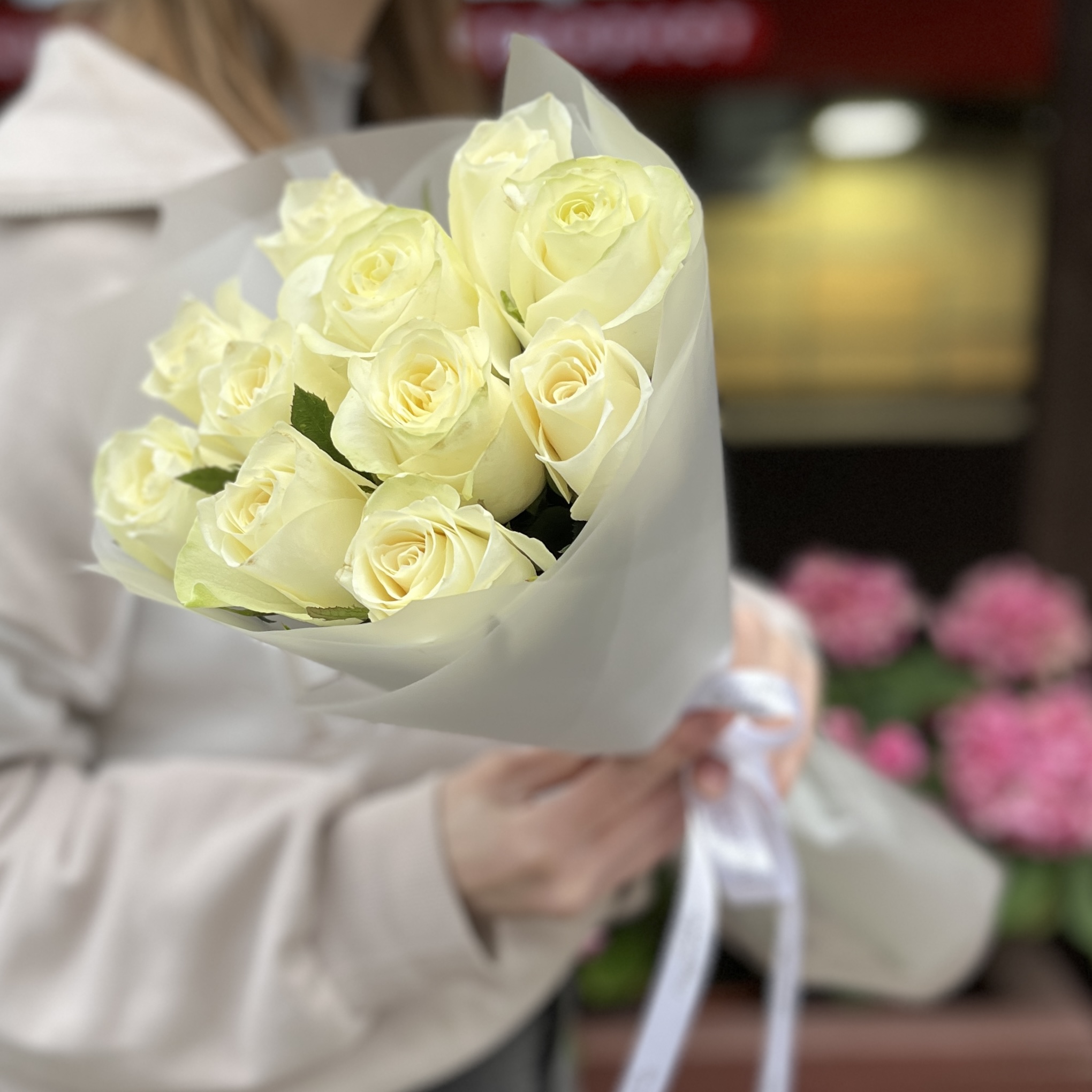 11 белых роз Махе 50 см