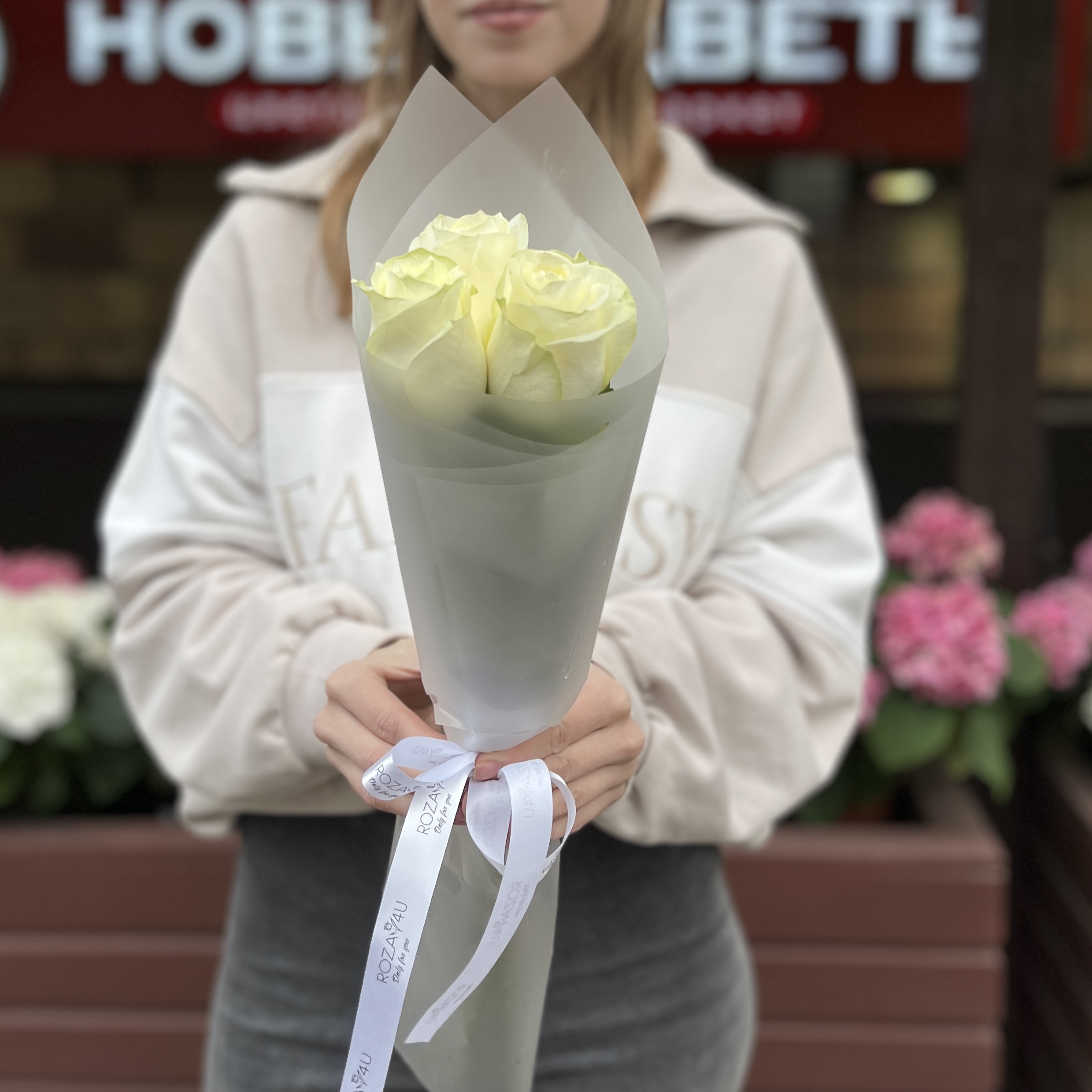3 белые розы Махе 50 см