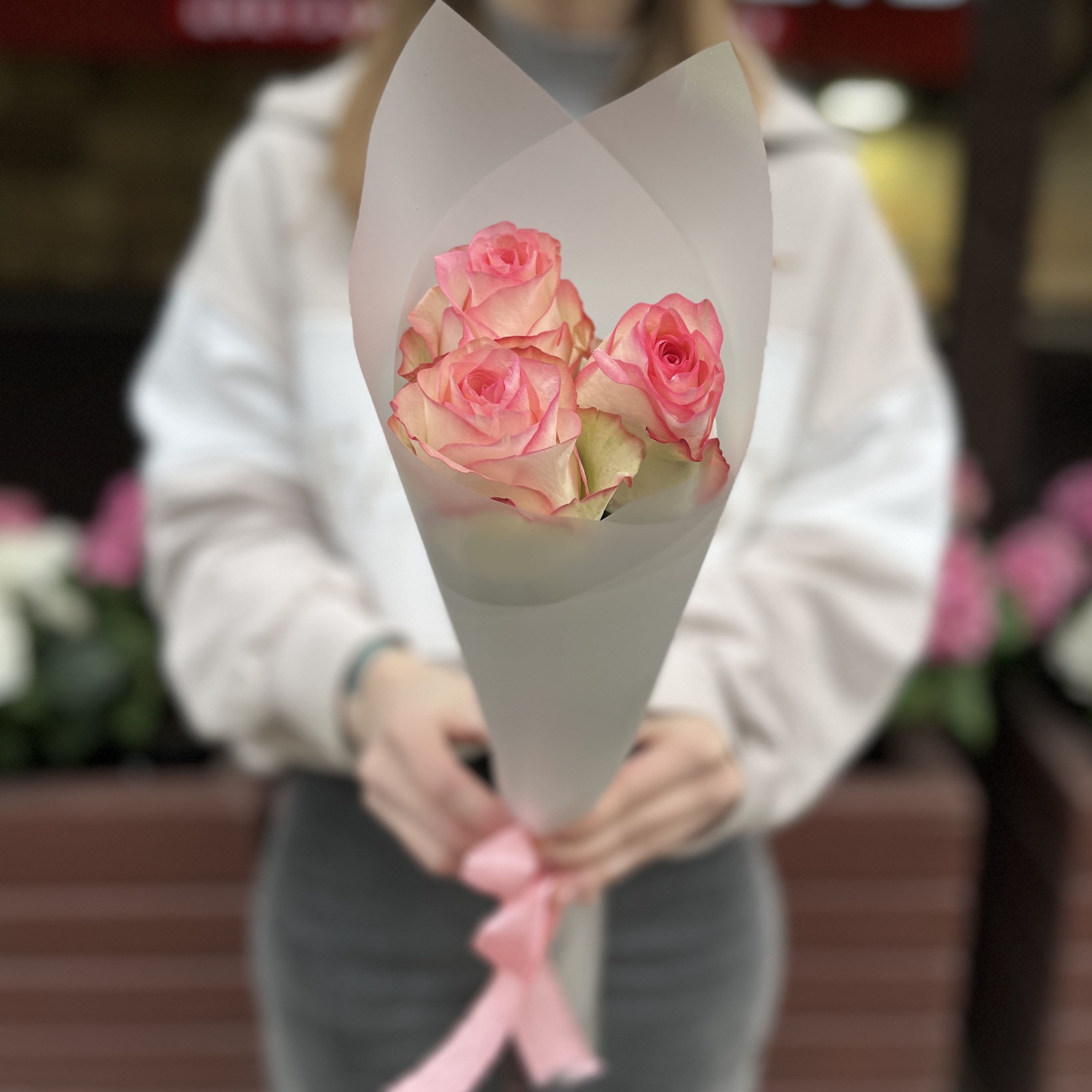 3 нежные розы Джумилия 50 см